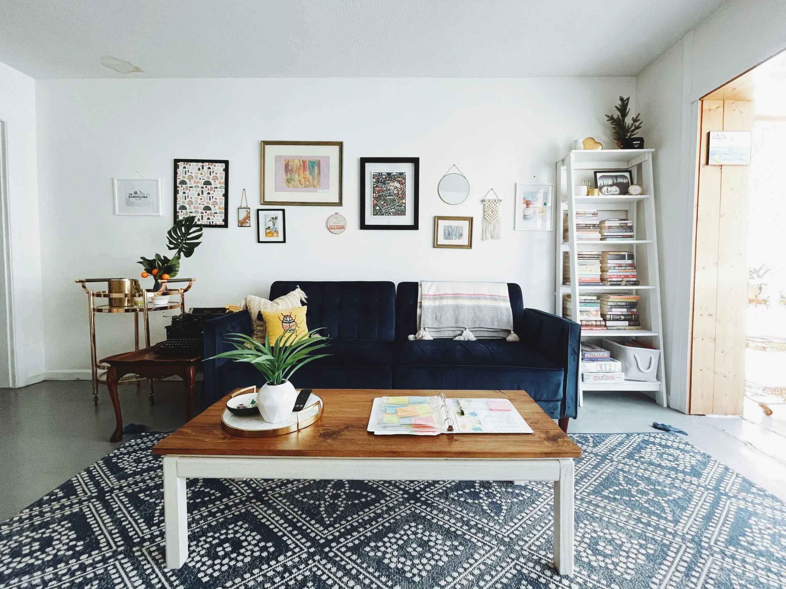 Foto por <a href="https://unsplash.com/@taylorheeryphoto?utm_source=unsplash&utm_medium=referral&utm_content=creditCopyText">Taylor Heery</a> on <a href="https://unsplash.com/photos/white-ceramic-plate-on-brown-wooden-table-8DlbPCxfGHA?utm_source=unsplash&utm_medium=referral&utm_content=creditCopyText">Unsplash</a>