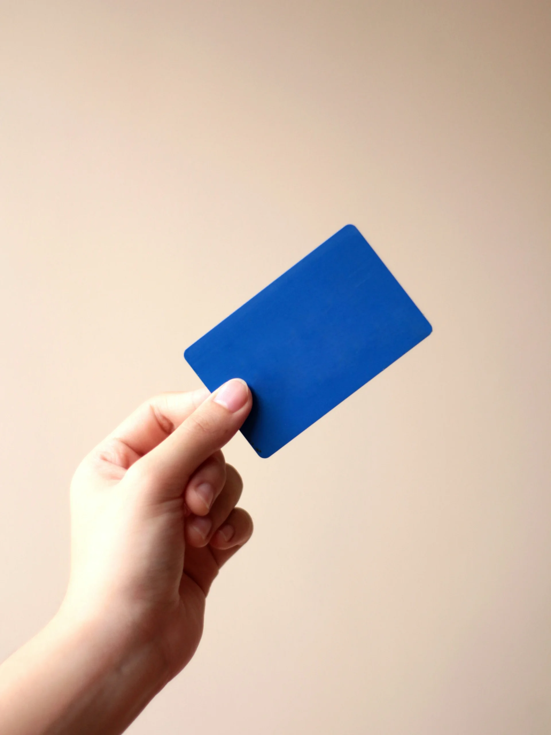 Foto por <a href="https://unsplash.com/@thaliakarr?utm_source=unsplash&utm_medium=referral&utm_content=creditCopyText">Thalia Karr</a> on <a href="https://unsplash.com/photos/person-holding-blue-card-with-white-background-V83aFY738OI?utm_source=unsplash&utm_medium=referral&utm_content=creditCopyText">Unsplash</a>