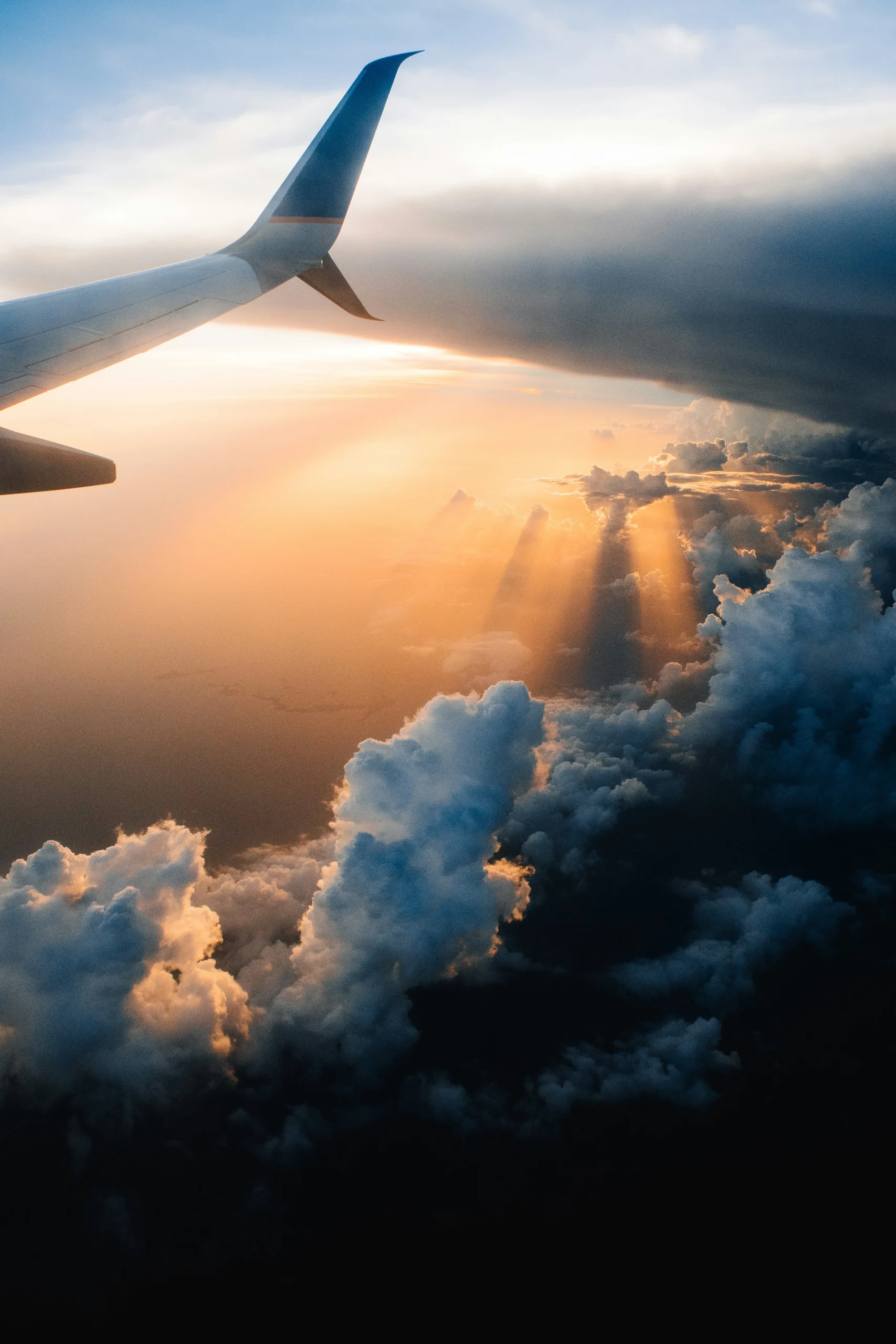Foto por <a href="https://unsplash.com/@wistomsin?utm_source=unsplash&utm_medium=referral&utm_content=creditCopyText">Tom Barrett</a> on <a href="https://unsplash.com/photos/airplane-on-sky-during-golden-hour-M0AWNxnLaMw?utm_source=unsplash&utm_medium=referral&utm_content=creditCopyText">Unsplash</a>