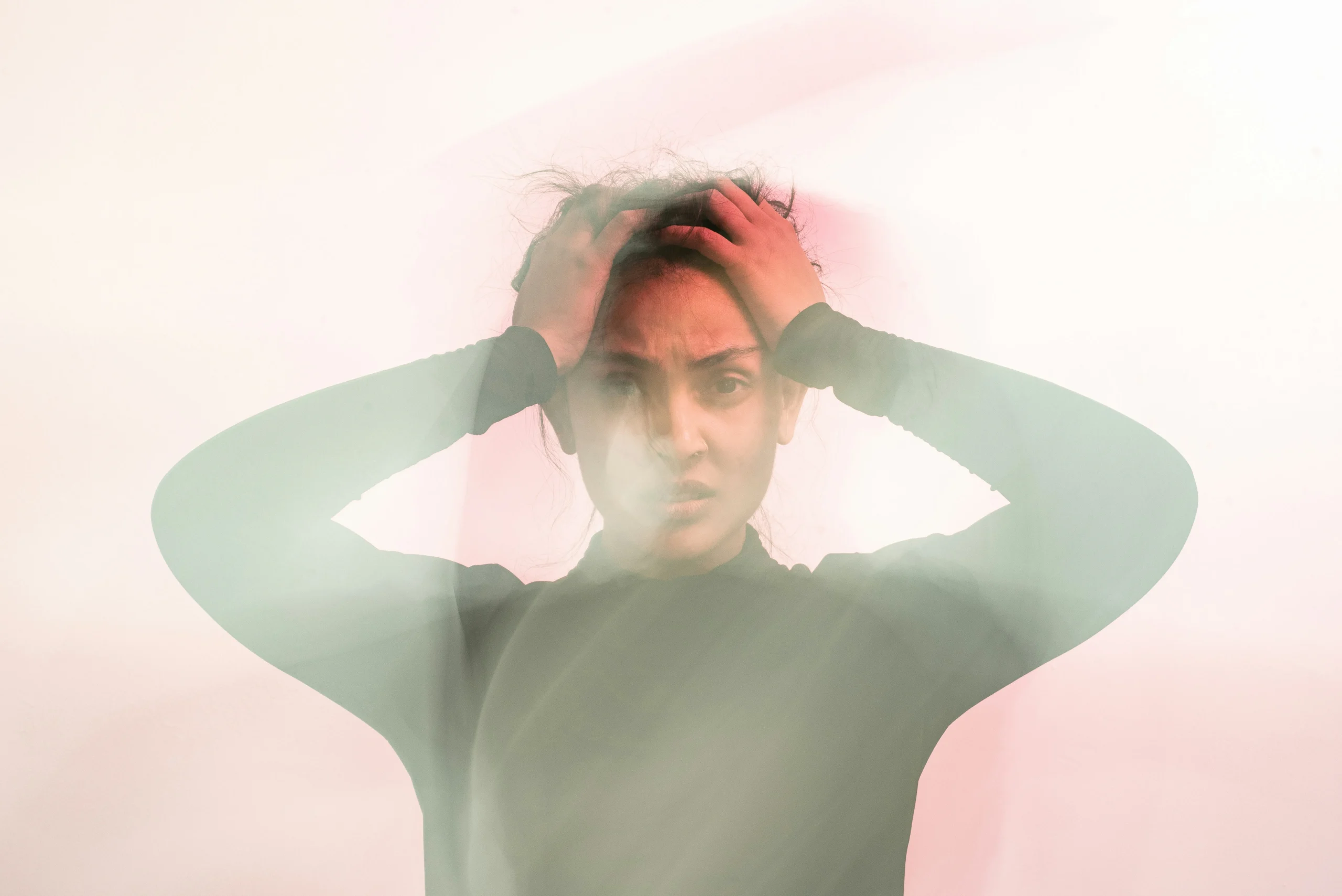 Foto por <a href="https://unsplash.com/@mittaluday?utm_source=unsplash&utm_medium=referral&utm_content=creditCopyText">Uday Mittal</a> on <a href="https://unsplash.com/photos/woman-in-gray-turtleneck-long-sleeve-shirt-bwKtz4YVtmA?utm_source=unsplash&utm_medium=referral&utm_content=creditCopyText">Unsplash</a>