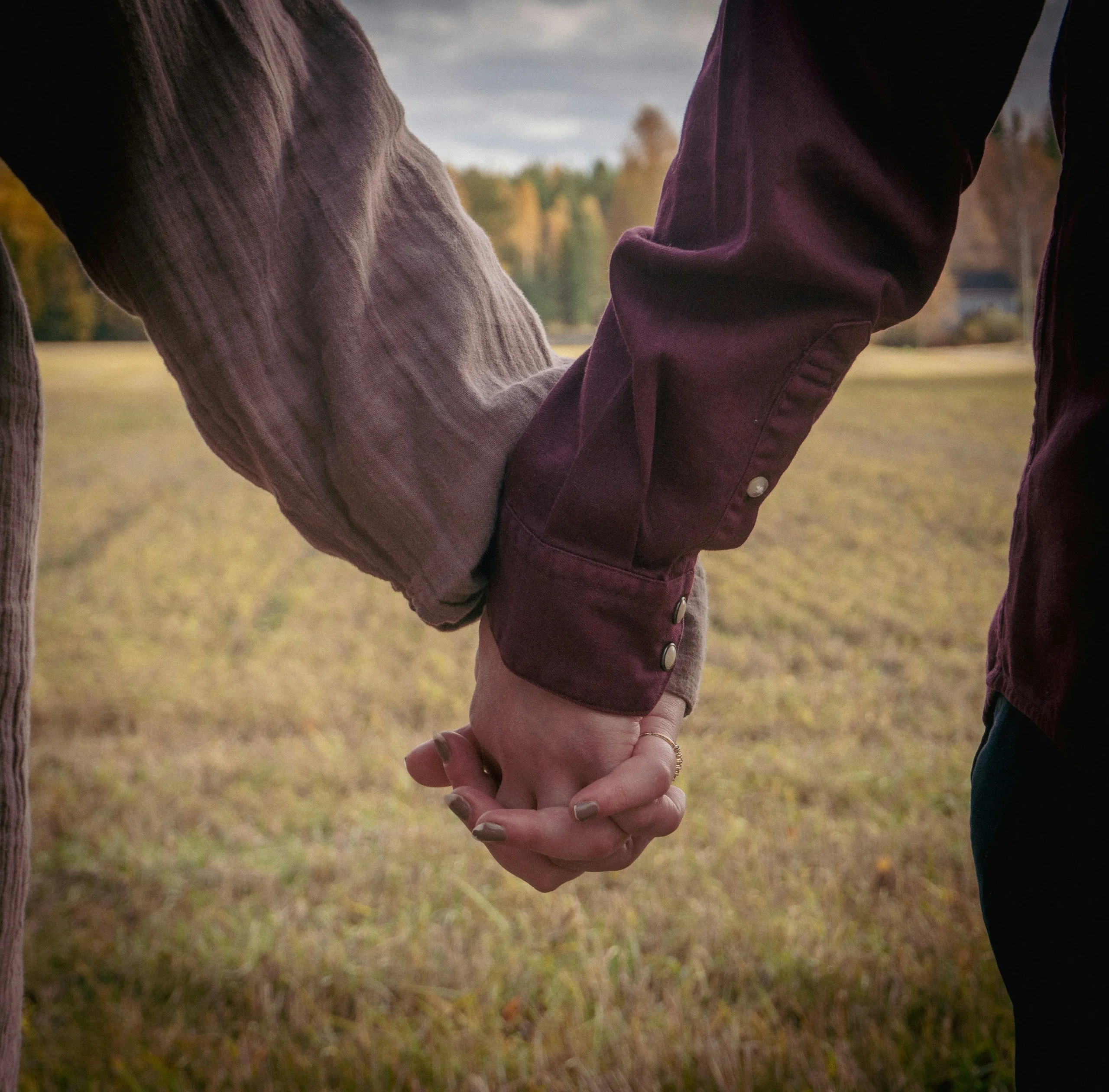 Foto de <a href="https://unsplash.com/es/@veikkovenemies?utm_source=unsplash&utm_medium=referral&utm_content=creditCopyText">Veikko Venemies</a> en <a href="https://unsplash.com/es/fotos/un-hombre-y-una-mujer-tomados-de-la-mano-en-un-campo-RtFSn0I2zi8?utm_source=unsplash&utm_medium=referral&utm_content=creditCopyText">Unsplash</a> 