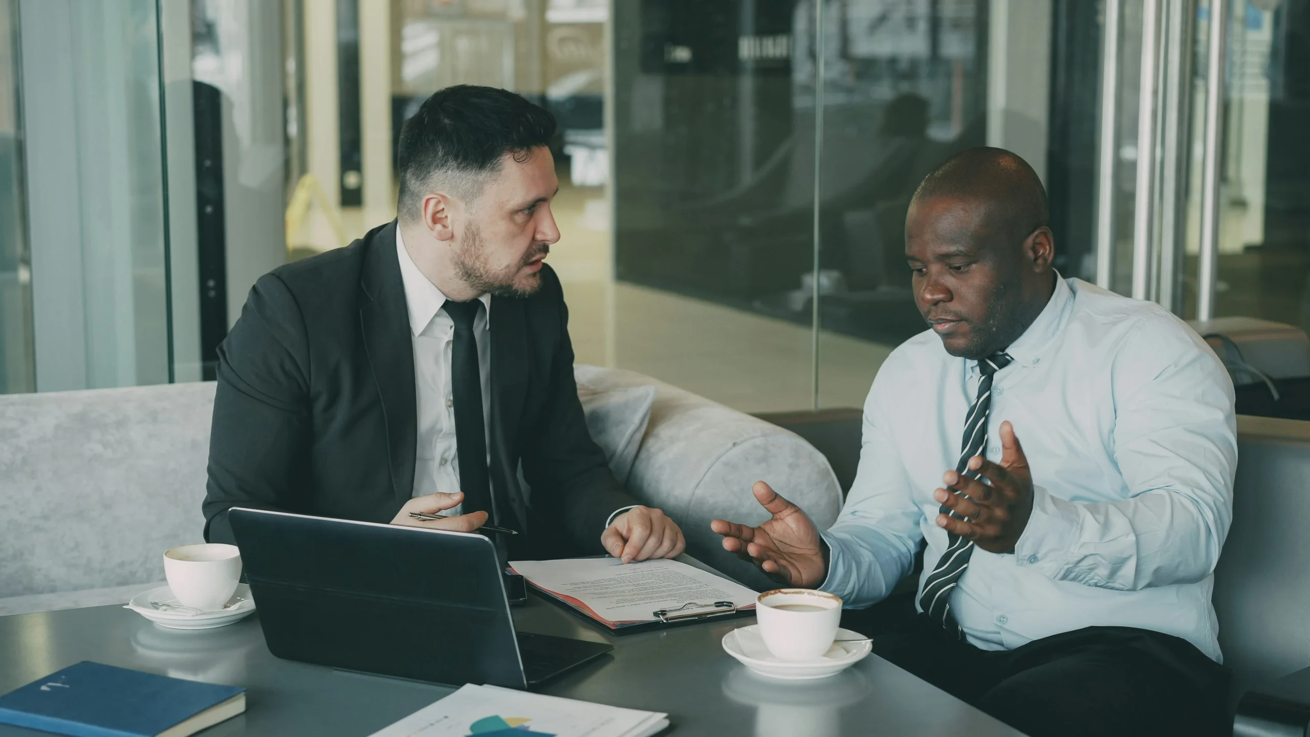 Foto por <a href="https://unsplash.com/@silverkblack?utm_source=unsplash&utm_medium=referral&utm_content=creditCopyText">Vitaly Gariev</a> on <a href="https://unsplash.com/photos/two-businessmen-discussing-documents-at-a-table-IEkyEcWHmFw?utm_source=unsplash&utm_medium=referral&utm_content=creditCopyText">Unsplash</a>