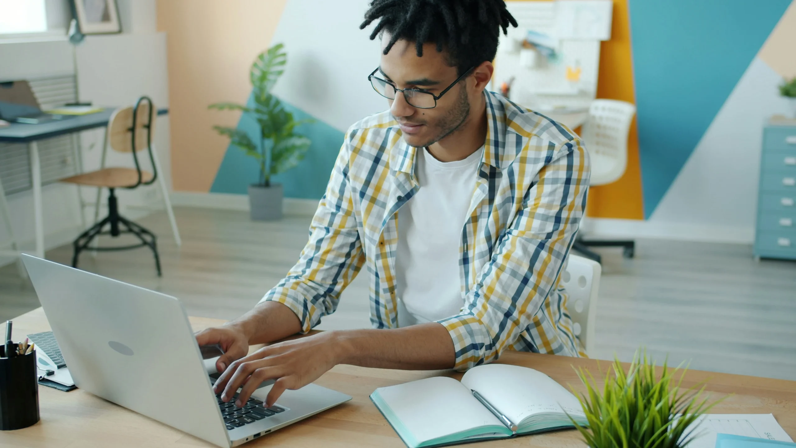 Foto por <a href="https://unsplash.com/@silverkblack?utm_source=unsplash&utm_medium=referral&utm_content=creditCopyText">Vitaly Gariev</a> on <a href="https://unsplash.com/photos/man-typing-on-laptop-at-a-desk-with-notebook-nwbL6NjEjF8?utm_source=unsplash&utm_medium=referral&utm_content=creditCopyText">Unsplash</a>