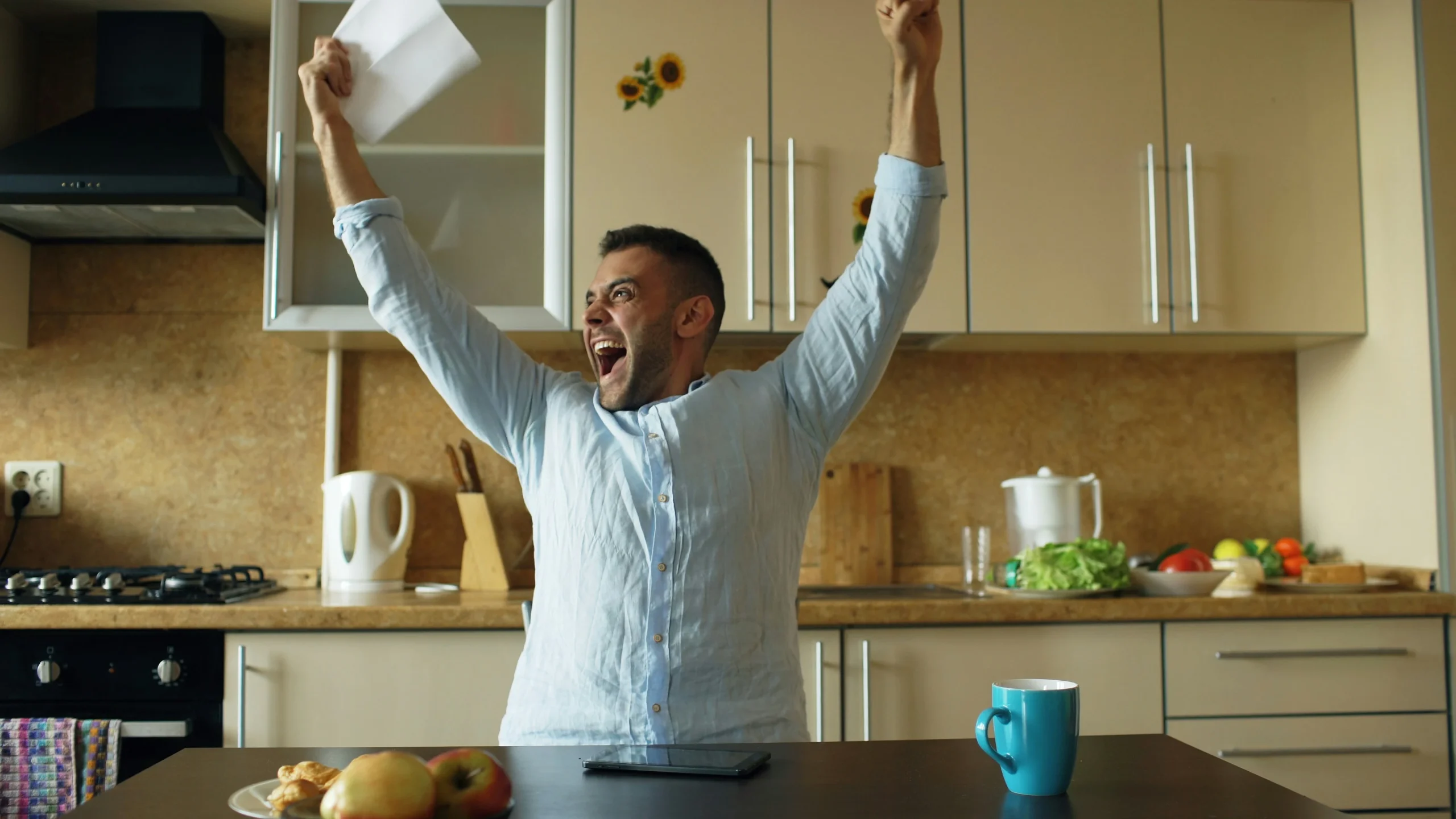  Foto por <a href="https://unsplash.com/@silverkblack?utm_source=unsplash&utm_medium=referral&utm_content=creditCopyText">Vitaly Gariev</a> on <a href="https://unsplash.com/photos/man-celebrating-with-arms-raised-in-kitchen-vYYaur4w3zM?utm_source=unsplash&utm_medium=referral&utm_content=creditCopyText">Unsplash</a>