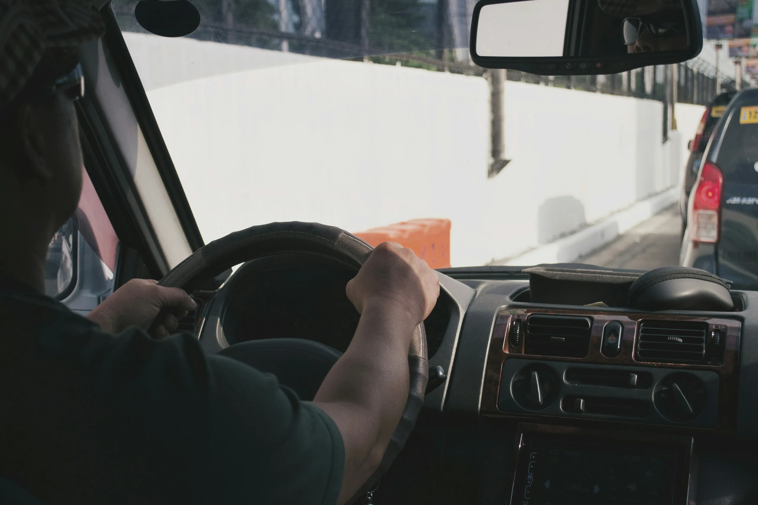 Foto por <a href="https://unsplash.com/@wanderfleur?utm_source=unsplash&utm_medium=referral&utm_content=creditCopyText">Wander Fleur</a> on <a href="https://unsplash.com/photos/person-driving-vehicle-on-road-near-vehicle-at-daytime-Do7SBVTw5k4?utm_source=unsplash&utm_medium=referral&utm_content=creditCopyText">Unsplash</a>