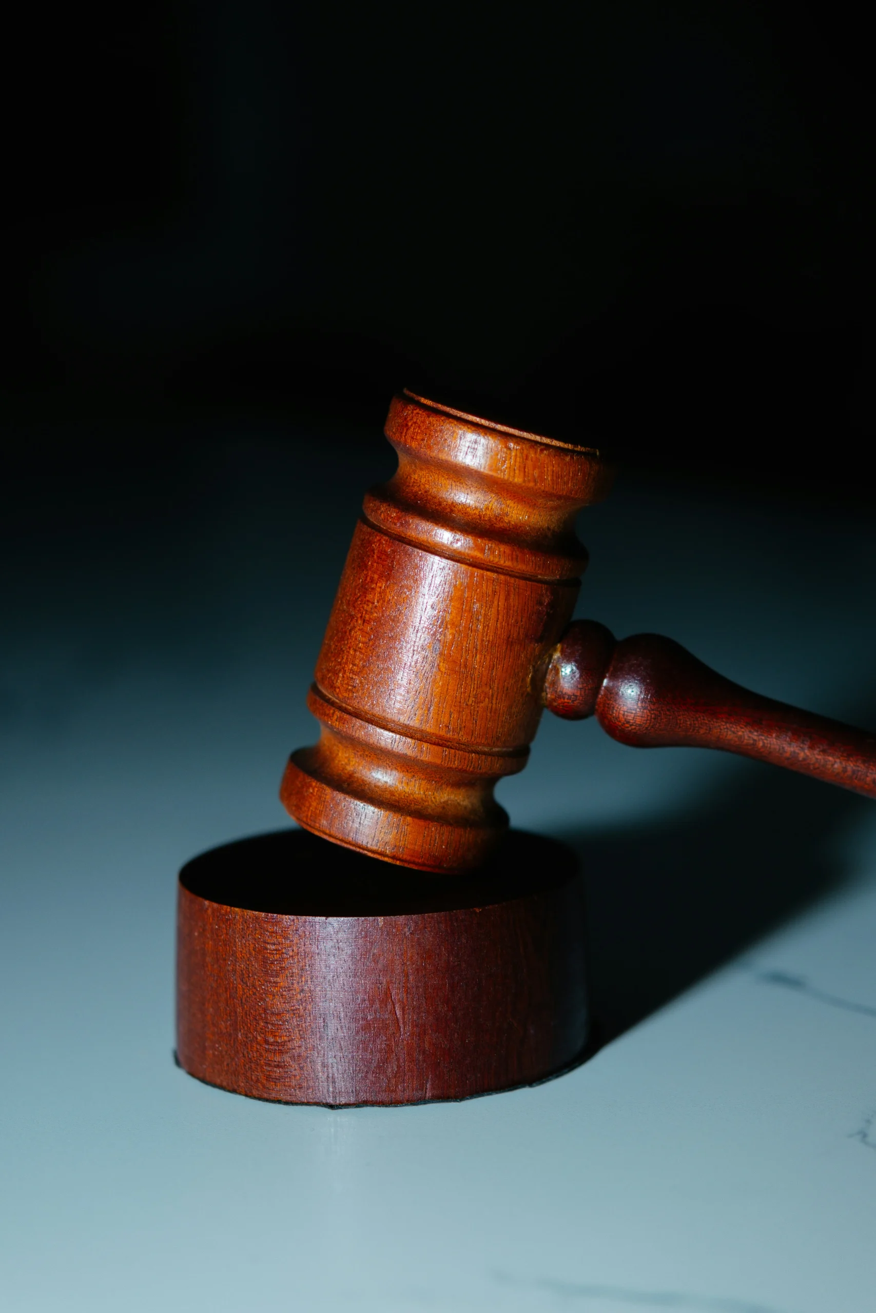 Foto por<a href="https://unsplash.com/@wesleyphotography?utm_source=unsplash&utm_medium=referral&utm_content=creditCopyText">Wesley Tingey</a> on <a href="https://unsplash.com/photos/a-wooden-judges-hammer-on-top-of-a-table-RnfF8SXkzRw?utm_source=unsplash&utm_medium=referral&utm_content=creditCopyText">Unsplash</a>