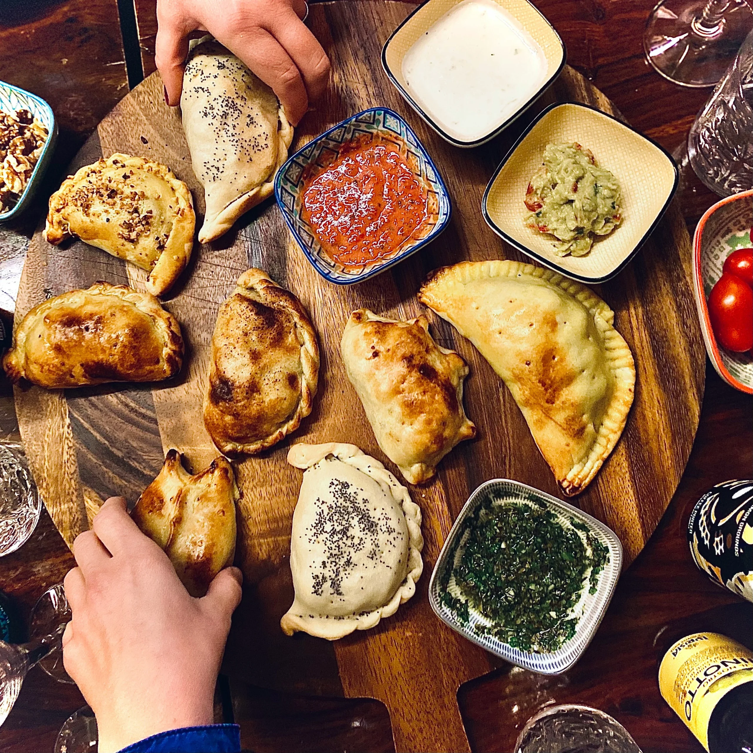 Foto por  <a href="https://unsplash.com/@womcreativestudio?utm_source=unsplash&utm_medium=referral&utm_content=creditCopyText">WØM | Creative Studio</a> on <a href="https://unsplash.com/photos/person-holding-bread-with-sliced-of-fruits-on-white-ceramic-plate-D8YWzfJ8d4w?utm_source=unsplash&utm_medium=referral&utm_content=creditCopyText">Unsplash</a>