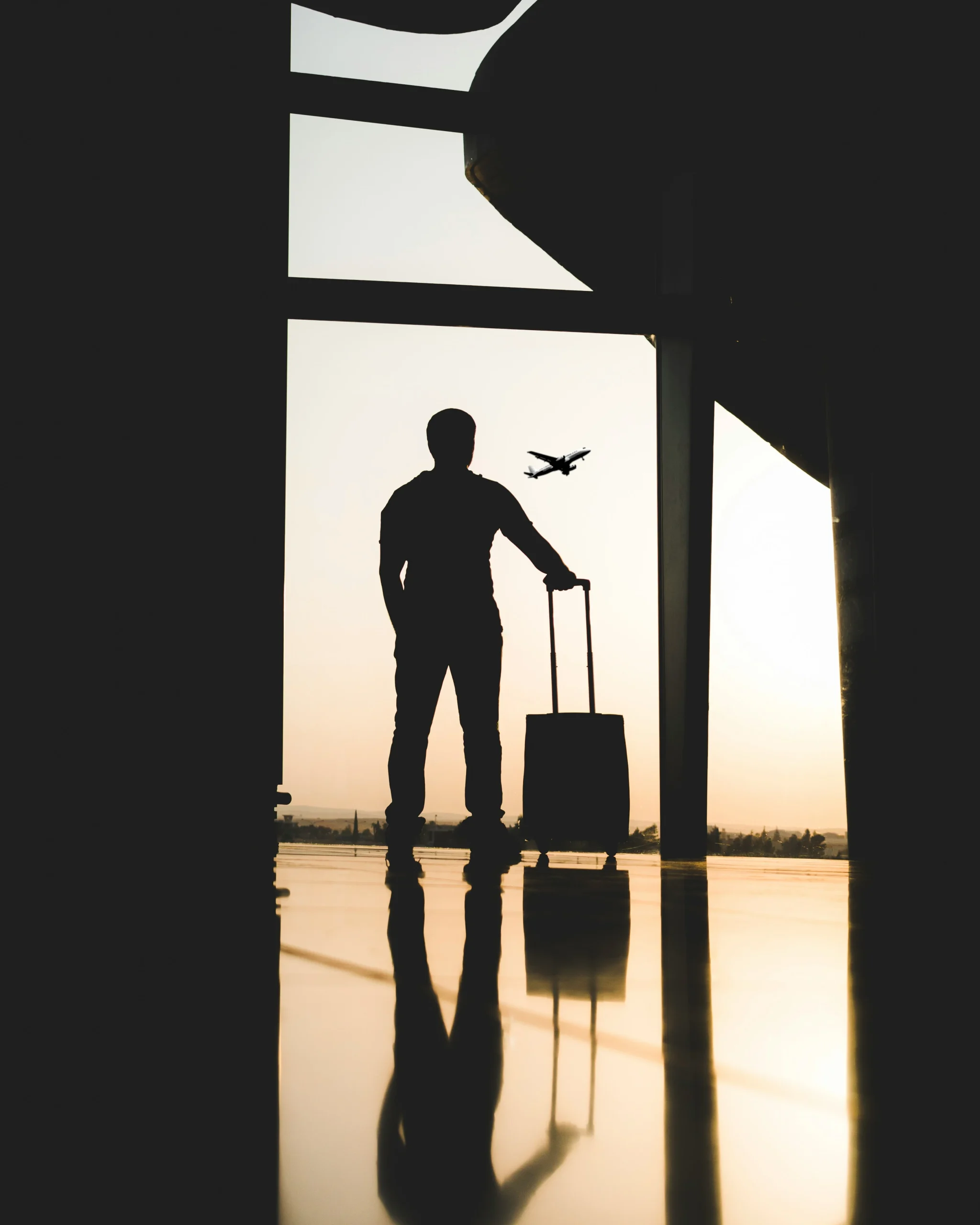 Foto por  <a href="https://unsplash.com/@yousefalfuhigi?utm_source=unsplash&utm_medium=referral&utm_content=creditCopyText">yousef alfuhigi</a> on <a href="https://unsplash.com/photos/silhouette-of-man-holding-luggage-inside-airport-bMIlyKZHKMY?utm_source=unsplash&utm_medium=referral&utm_content=creditCopyText">Unsplash</a>