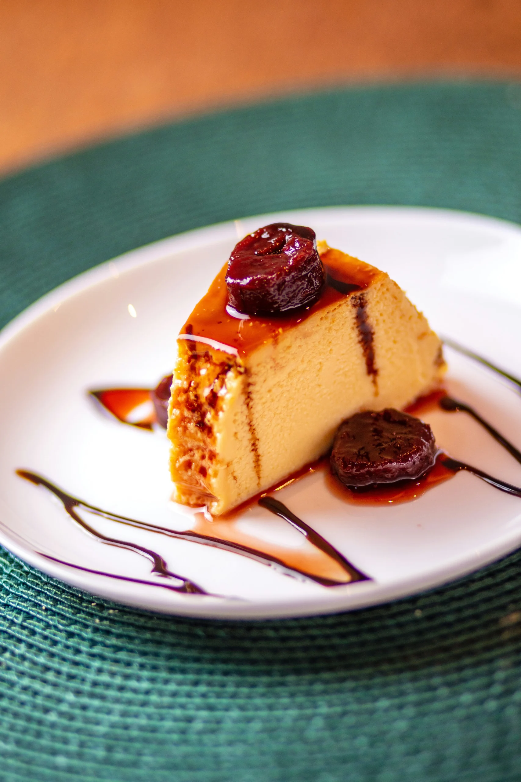     Foto por <a href="https://unsplash.com/@zulufernando?utm_source=unsplash&utm_medium=referral&utm_content=creditCopyText">Zulu Fernando</a> on <a href="https://unsplash.com/photos/a-piece-of-cheesecake-on-a-white-plate-nm2ET6ImeVM?utm_source=unsplash&utm_medium=referral&utm_content=creditCopyText">Unsplash</a>      