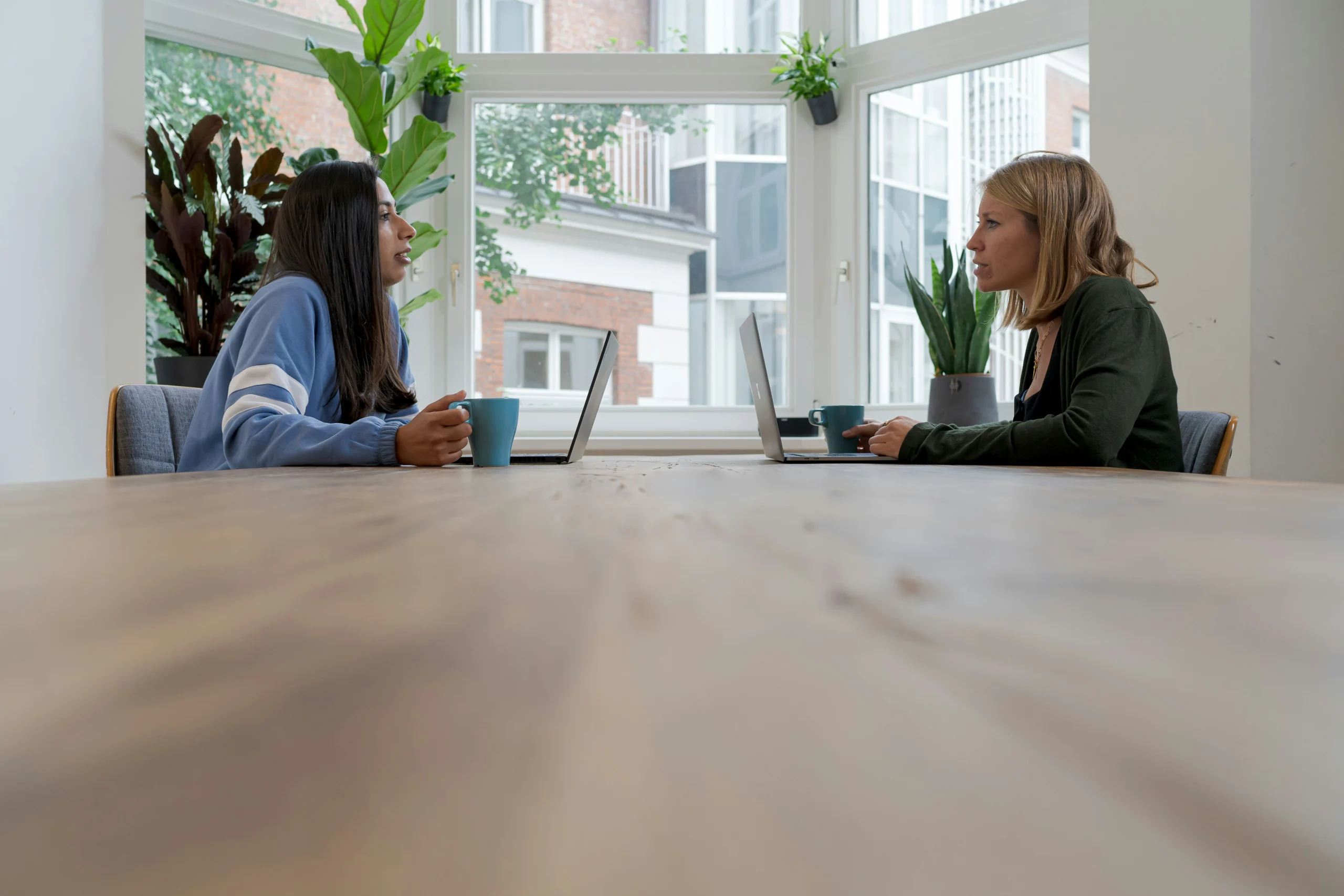 Foto por <a href="https://unsplash.com/@airfocus?utm_source=unsplash&utm_medium=referral&utm_content=creditCopyText">airfocus</a> on <a href="https://unsplash.com/photos/woman-in-blue-long-sleeve-shirt-sitting-beside-woman-in-black-long-sleeve-shirt-uoRdYYwZa_Q?utm_source=unsplash&utm_medium=referral&utm_content=creditCopyText">Unsplash</a>