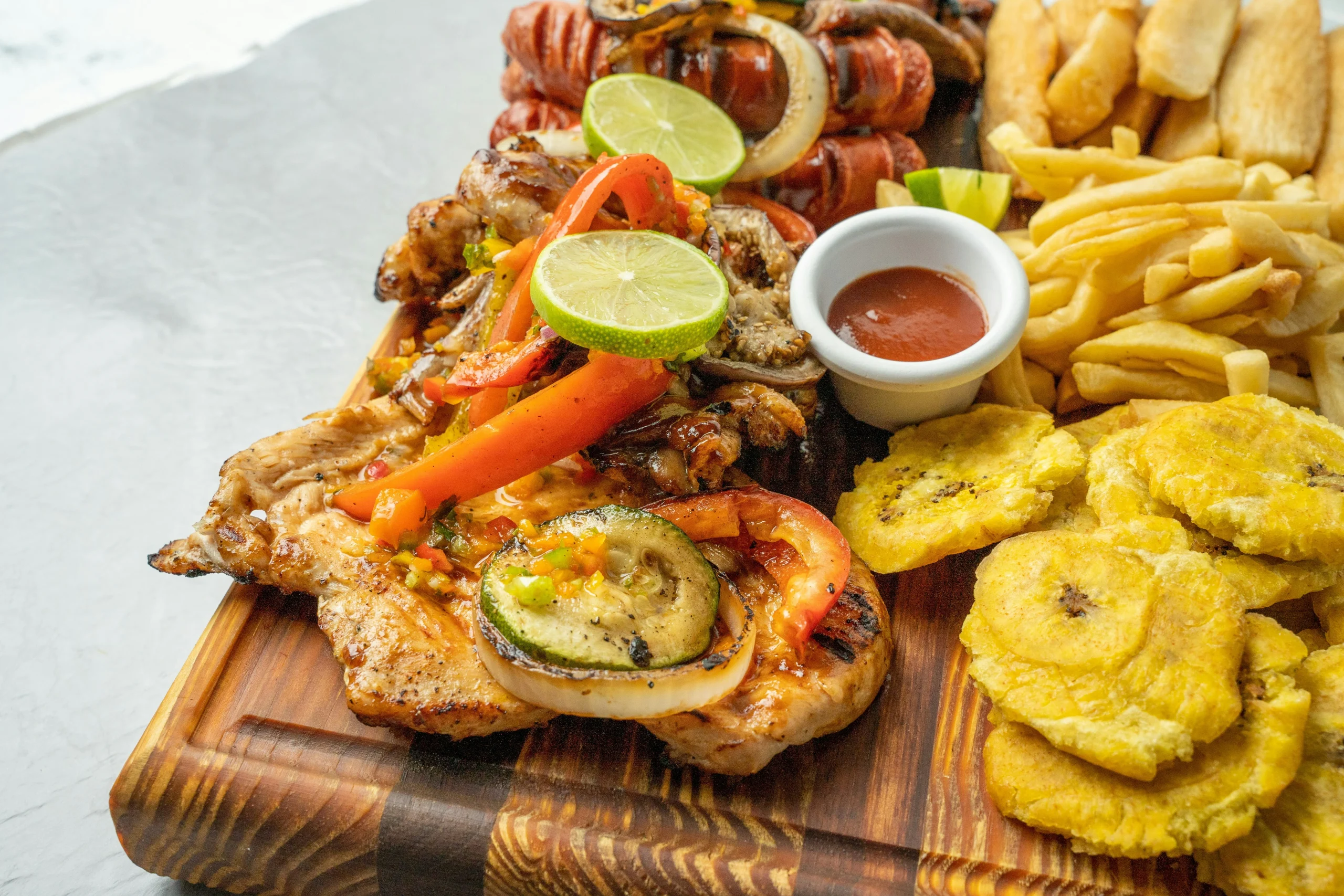 Foto por  <a href="https://unsplash.com/@aburgosphoto?utm_source=unsplash&utm_medium=referral&utm_content=creditCopyText">Alfredo Burgos</a> on <a href="https://unsplash.com/photos/a-platter-of-food-with-a-variety-of-foods-on-it-ckZQuU0ujyo?utm_source=unsplash&utm_medium=referral&utm_content=creditCopyText">Unsplash</a>