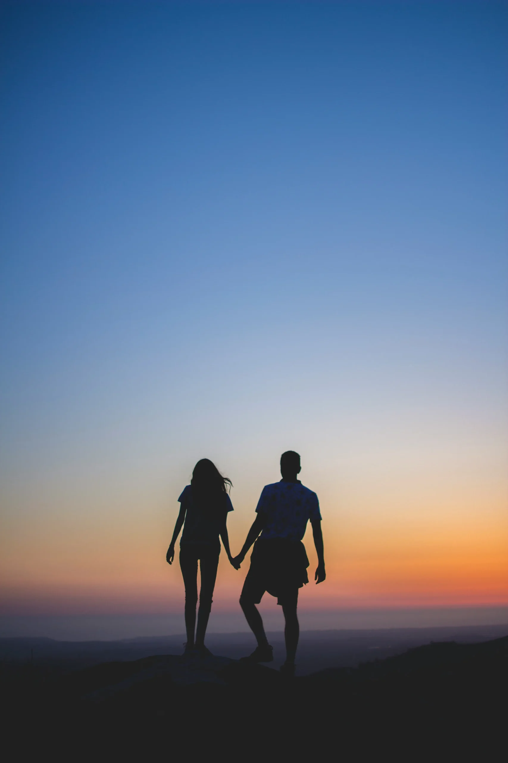 Foto de <a href="https://unsplash.com/es/@calebekeroth?utm_source=unsplash&utm_medium=referral&utm_content=creditCopyText">Caleb Ekeroth</a> en <a href="https://unsplash.com/es/fotos/man-and-woman-holding-hands-in-silhouette-photography-wSBQFWF77lI?utm_source=unsplash&utm_medium=referral&utm_content=creditCopyText">Unsplash</a>      