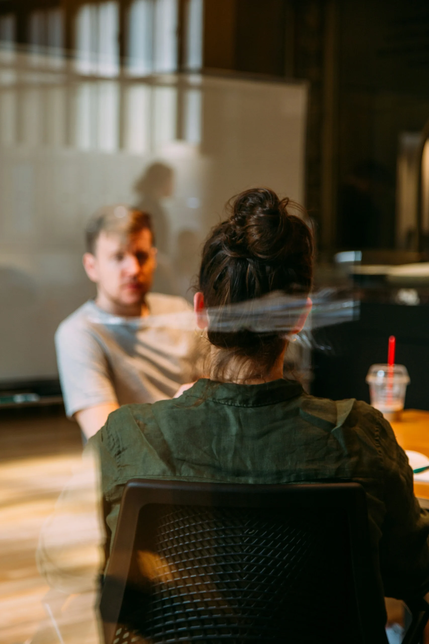 Foto por <a href="https://unsplash.com/@charlesdeluvio?utm_source=unsplash&utm_medium=referral&utm_content=creditCopyText">charlesdeluvio</a> on <a href="https://unsplash.com/photos/person-sitting-in-a-chair-in-front-of-a-man-rRWiVQzLm7k?utm_source=unsplash&utm_medium=referral&utm_content=creditCopyText">Unsplash</a>