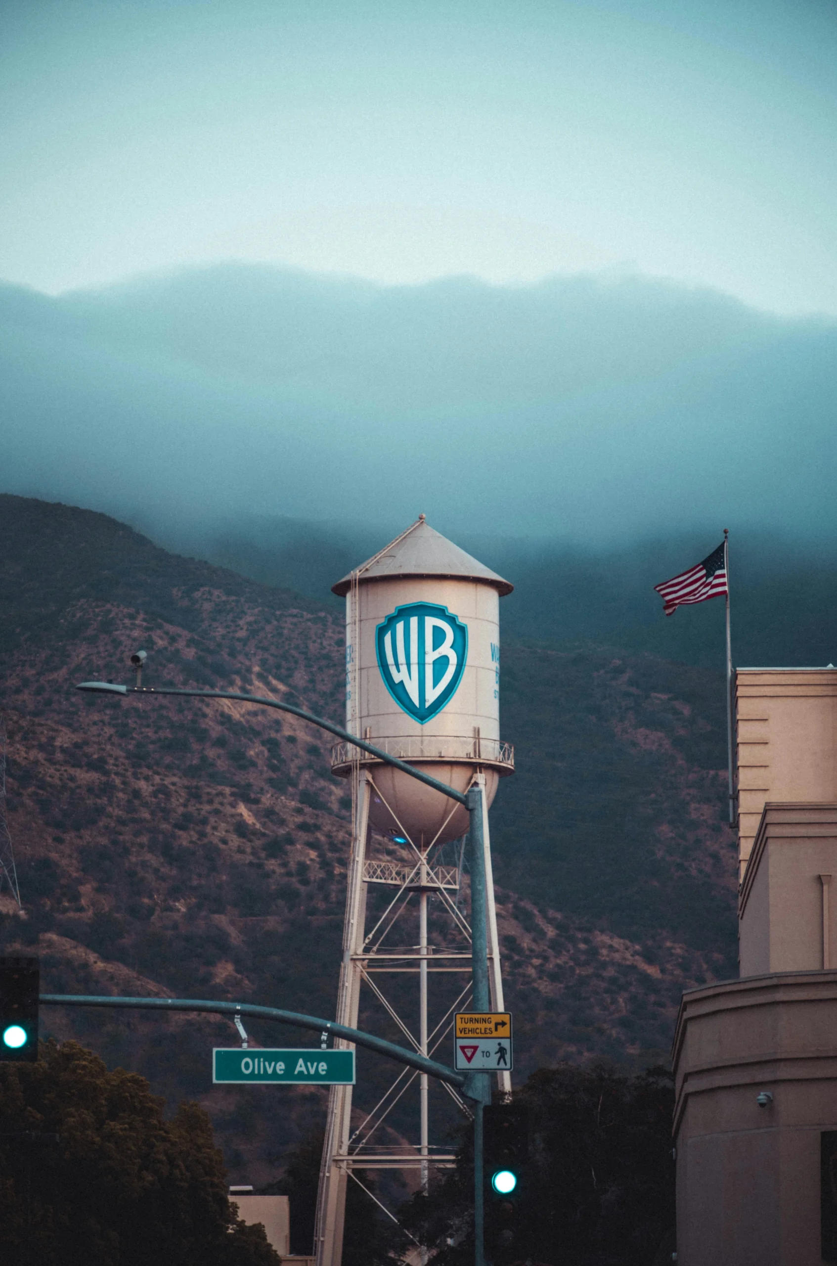 Foto por <a href="https://unsplash.com/@chaseyi_?utm_source=unsplash&utm_medium=referral&utm_content=creditCopyText">Chase Yi</a> on <a href="https://unsplash.com/photos/a-water-tower-with-a-sign-on-it-in-front-of-a-mountain-hO8h5miJ-Yc?utm_source=unsplash&utm_medium=referral&utm_content=creditCopyText">Unsplash</a>