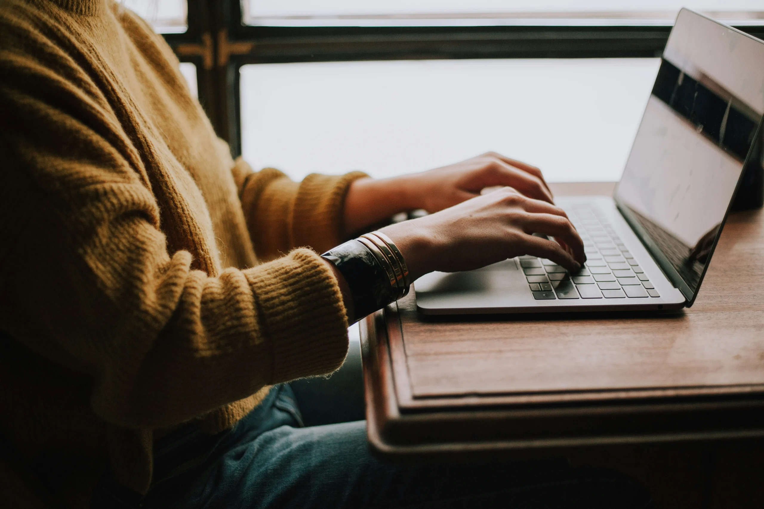 Foto por <a href="https://unsplash.com/@christinhumephoto?utm_source=unsplash&utm_medium=referral&utm_content=creditCopyText">Christin Hume</a> on <a href="https://unsplash.com/photos/person-sitting-front-of-laptop-mfB1B1s4sMc?utm_source=unsplash&utm_medium=referral&utm_content=creditCopyText">Unsplash</a>