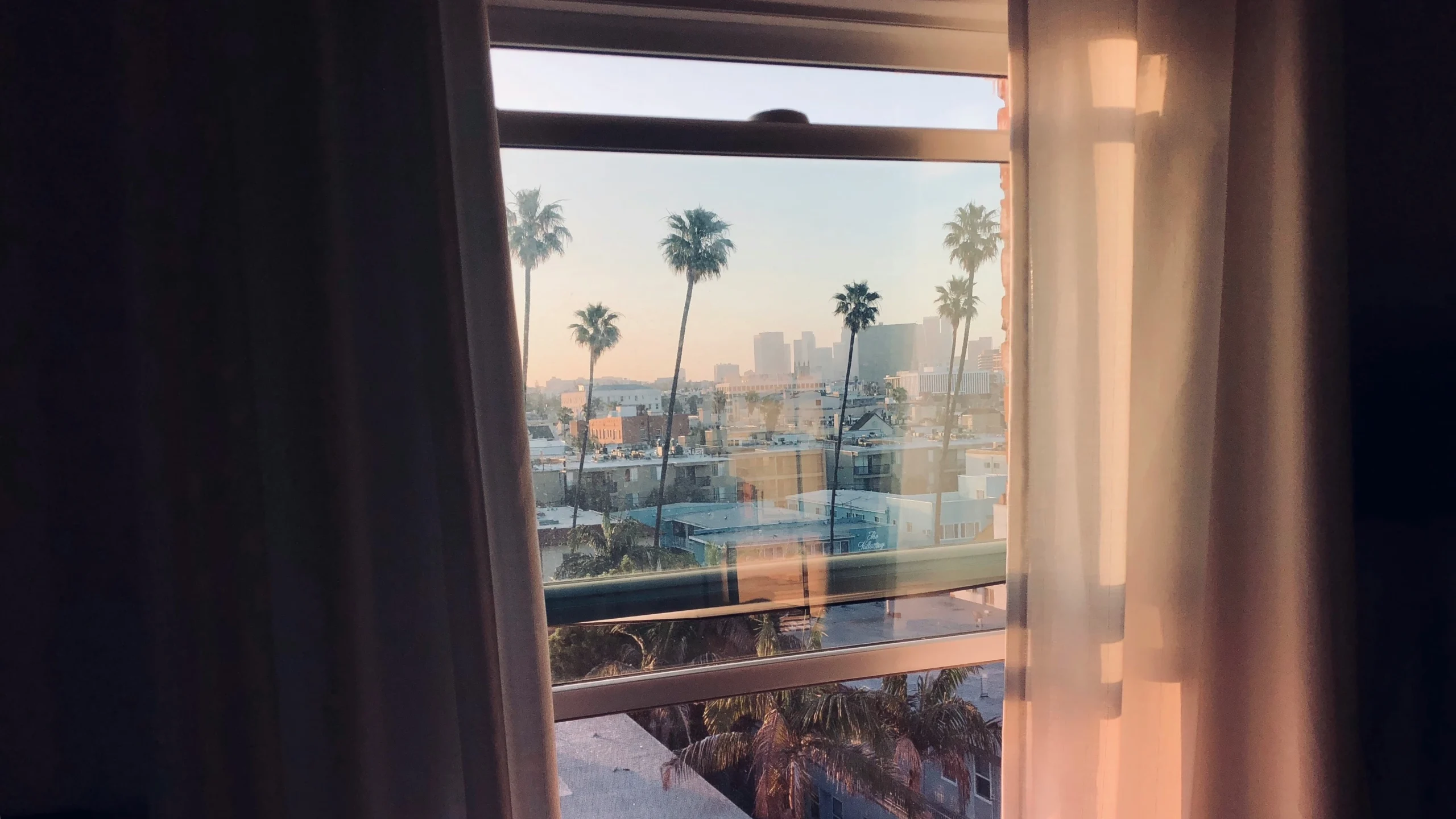  Foto por <a href="https://unsplash.com/@corbin_copy?utm_source=unsplash&utm_medium=referral&utm_content=creditCopyText">Corbin Richardson</a> on <a href="https://unsplash.com/photos/glass-window-Wlr0noE5Moo?utm_source=unsplash&utm_medium=referral&utm_content=creditCopyText">Unsplash</a>