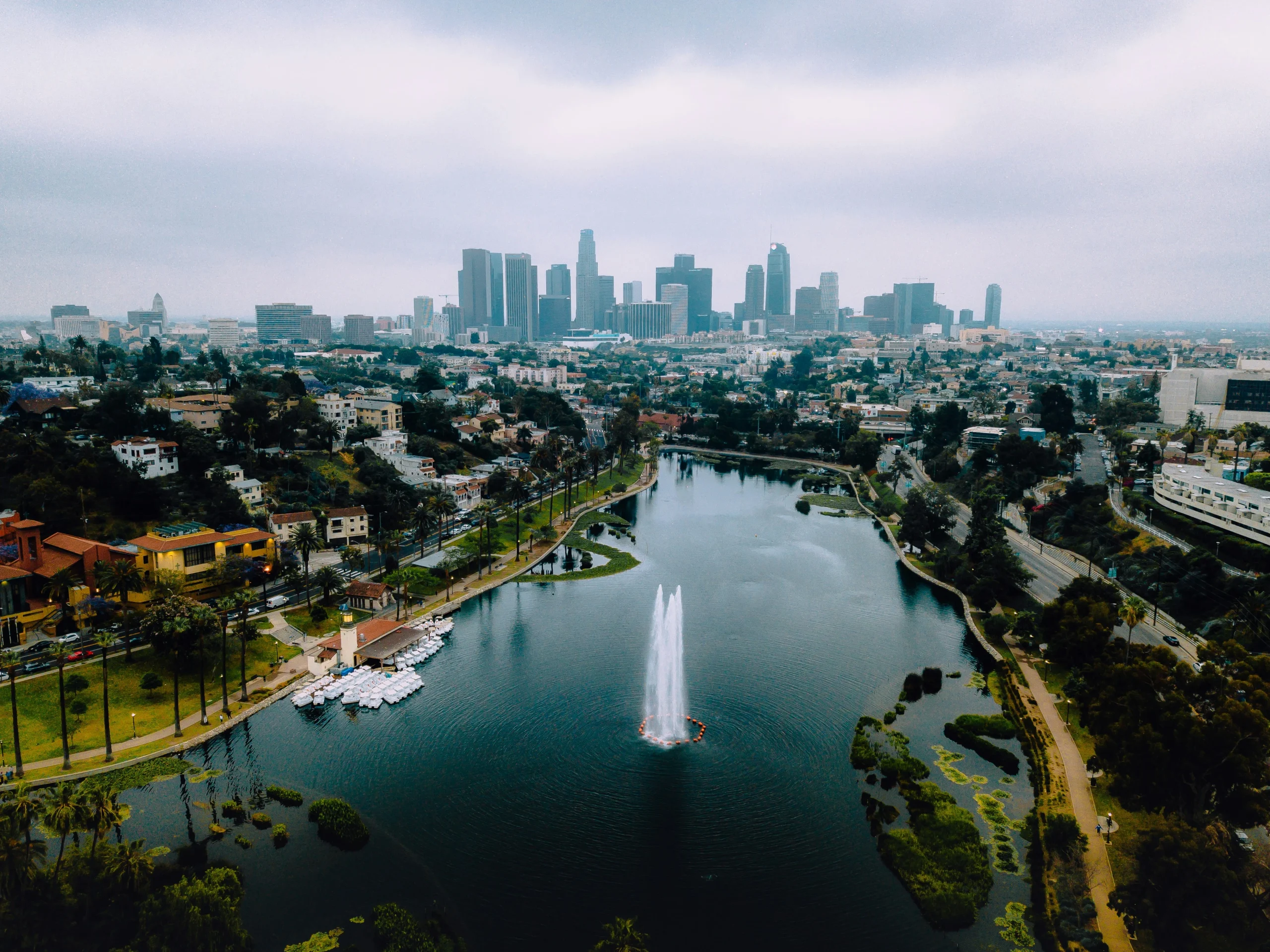 Foto por <a href="https://unsplash.com/@gersonrepreza?utm_source=unsplash&utm_medium=referral&utm_content=creditCopyText">Gerson Repreza</a> on <a href="https://unsplash.com/photos/a-view-of-a-lake-with-a-city-in-the-background-g7loVDQFRzM?utm_source=unsplash&utm_medium=referral&utm_content=creditCopyText">Unsplash</a>