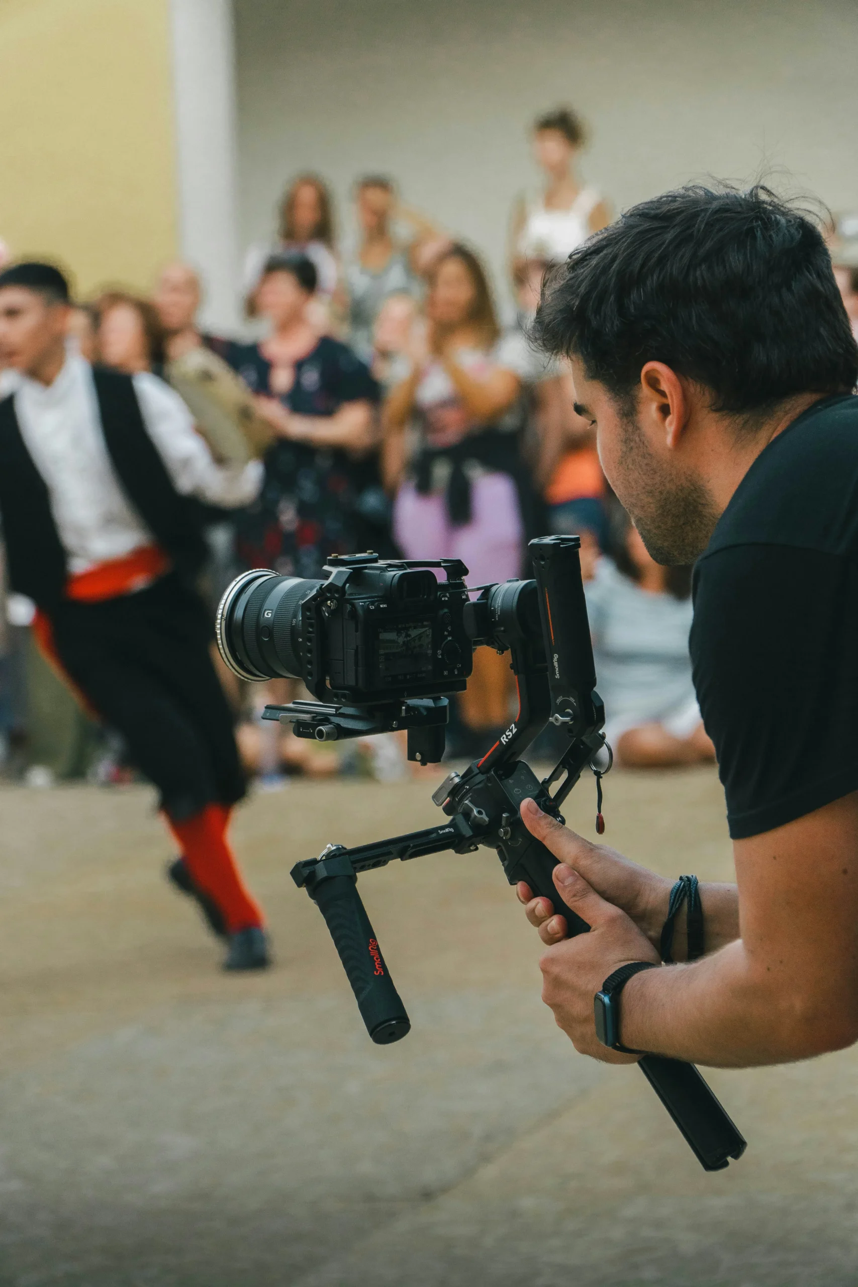 Foto de <a href="https://unsplash.com/es/@giusedr?utm_source=unsplash&utm_medium=referral&utm_content=creditCopyText">giuse</a> en <a href="https://unsplash.com/es/fotos/un-hombre-sosteniendo-una-camara-frente-a-una-multitud-de-personas-Ca4Tiq_fuBI?utm_source=unsplash&utm_medium=referral&utm_content=creditCopyText">Unsplash</a>      