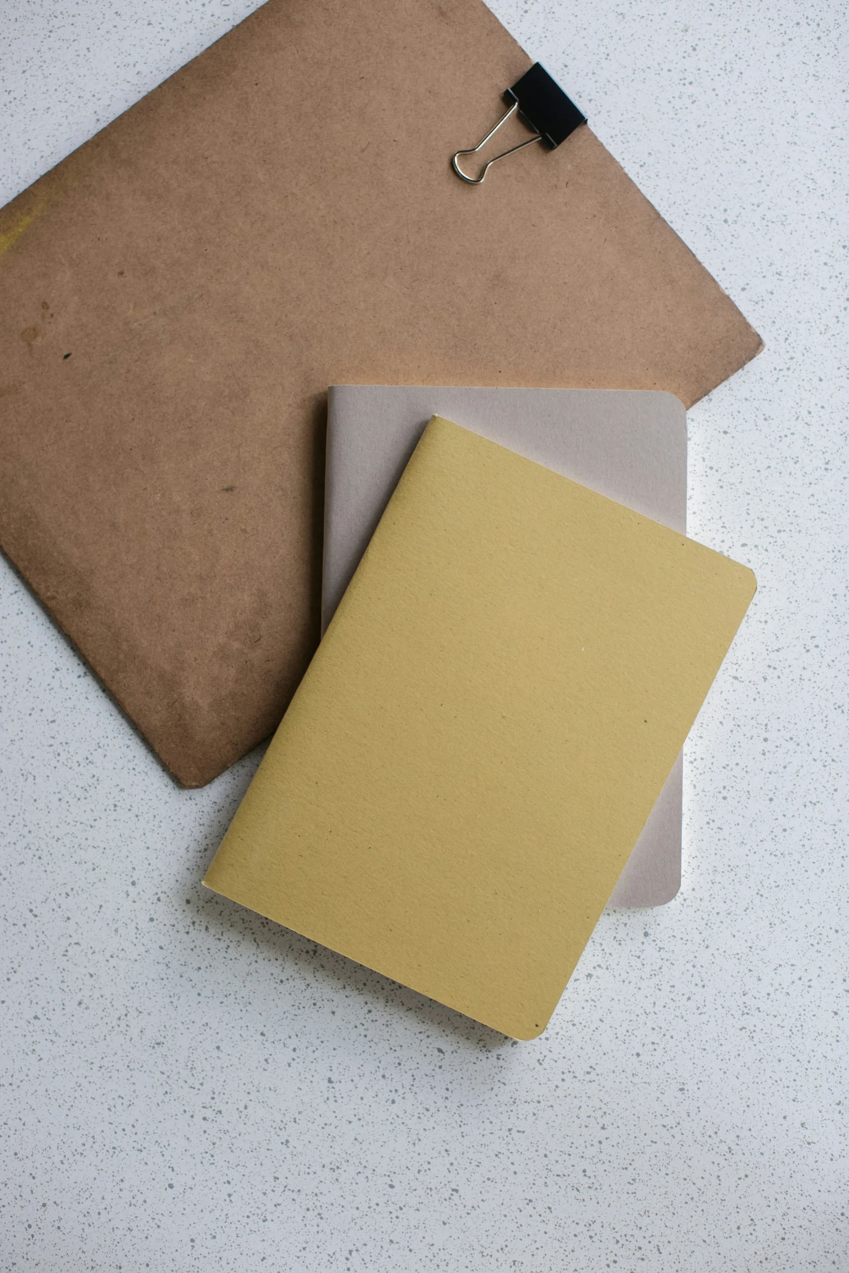 Foto por <a href="https://unsplash.com/@laikanotebooks?utm_source=unsplash&utm_medium=referral&utm_content=creditCopyText">Laika Notebooks</a> on <a href="https://unsplash.com/photos/yellow-and-gray-softbound-book-near-brown-clip-board-pONH9yZ-wXg?utm_source=unsplash&utm_medium=referral&utm_content=creditCopyText">Unsplash</a>