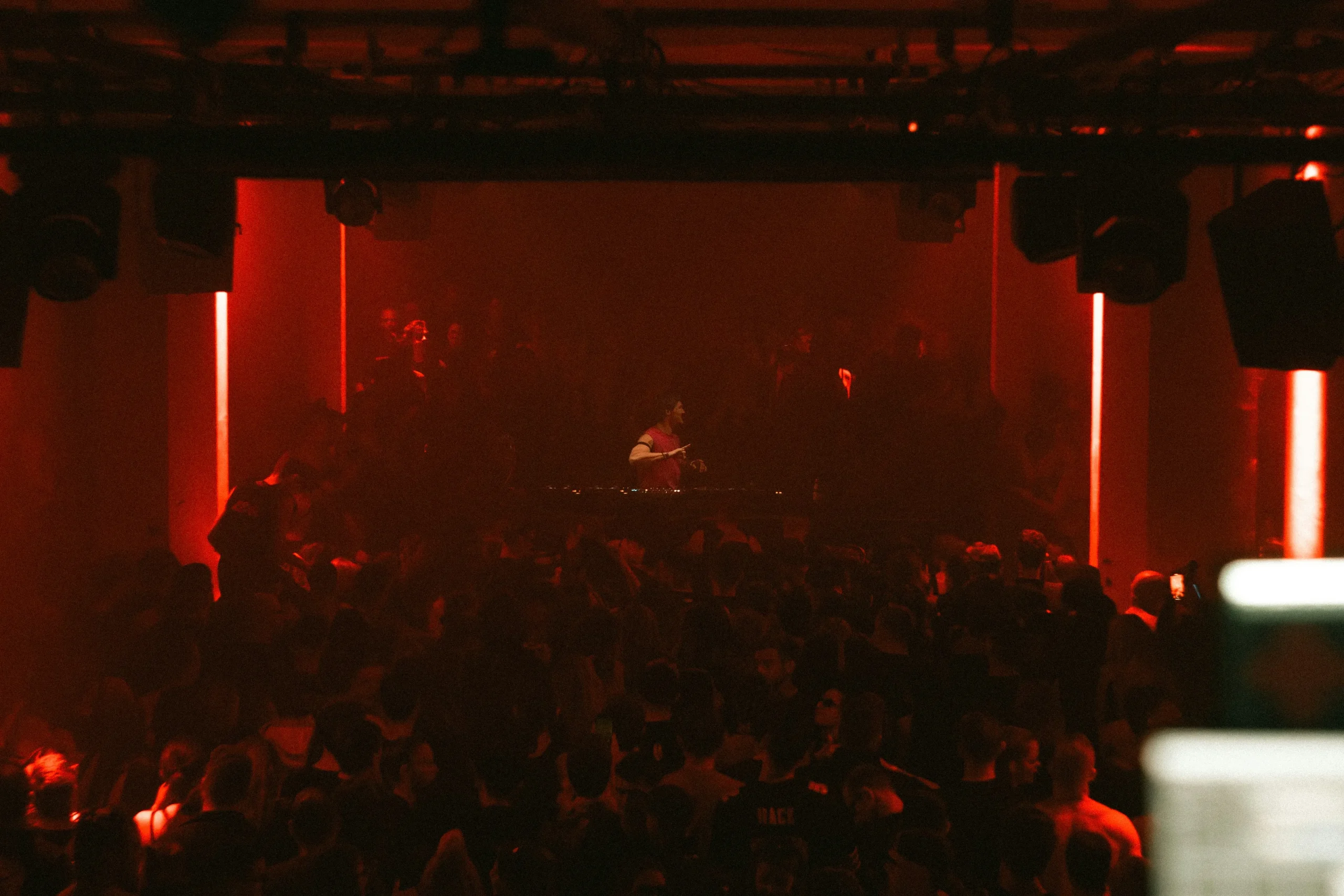 Foto de <a href="https://unsplash.com/es/@slie_design?utm_source=unsplash&utm_medium=referral&utm_content=creditCopyText">Laszlo Barta</a> en <a href="https://unsplash.com/es/fotos/dj-actuando-para-una-multitud-en-un-concierto-kxYTQ8duHws?utm_source=unsplash&utm_medium=referral&utm_content=creditCopyText">Unsplash</a> 