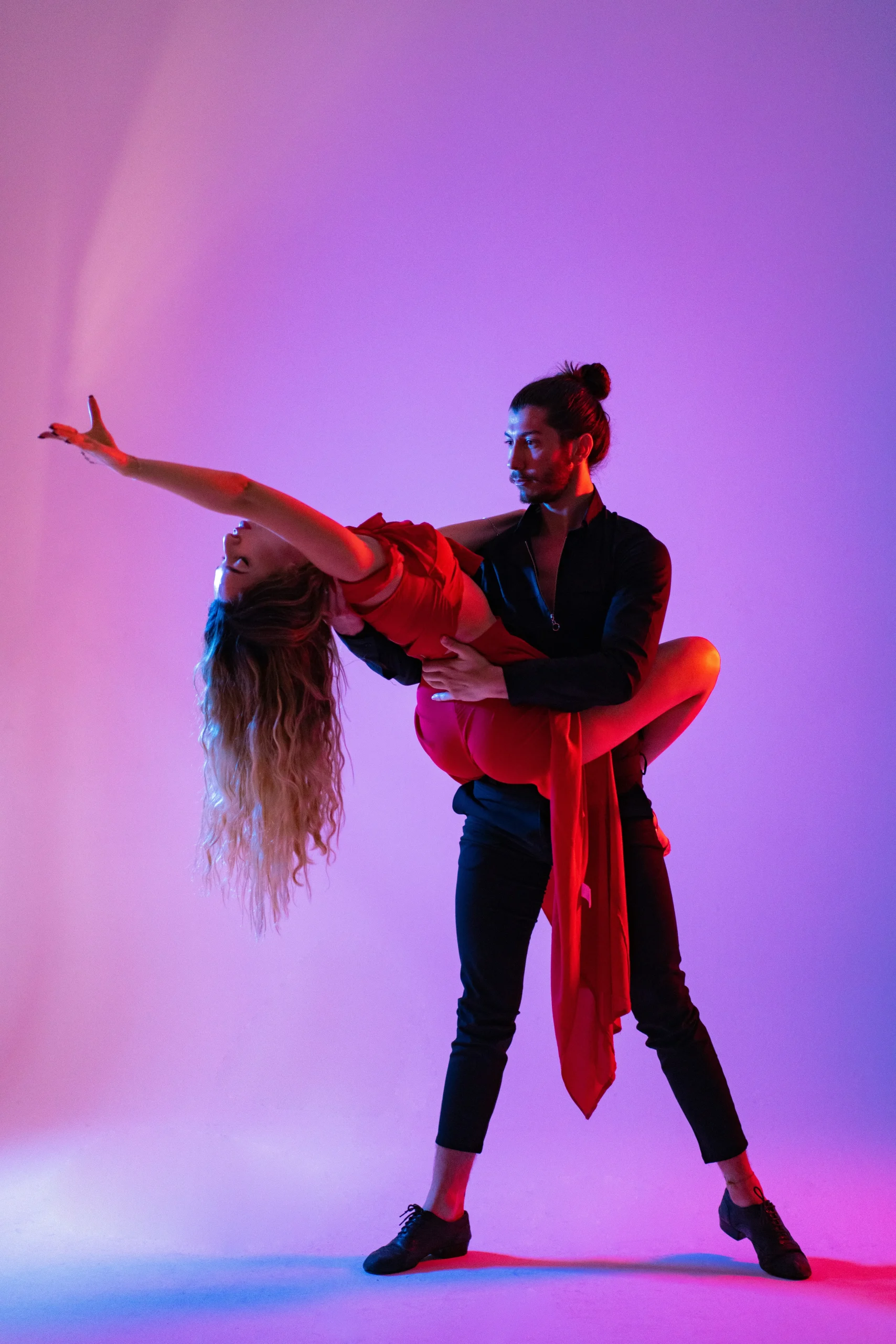 Foto de <a href="https://unsplash.com/es/@nihaldemirci?utm_source=unsplash&utm_medium=referral&utm_content=creditCopyText">Nihal Demirci</a> en <a href="https://unsplash.com/es/fotos/hombre-y-mujer-bailando-nEq-FWPTDag?utm_source=unsplash&utm_medium=referral&utm_content=creditCopyText">Unsplash</a> 