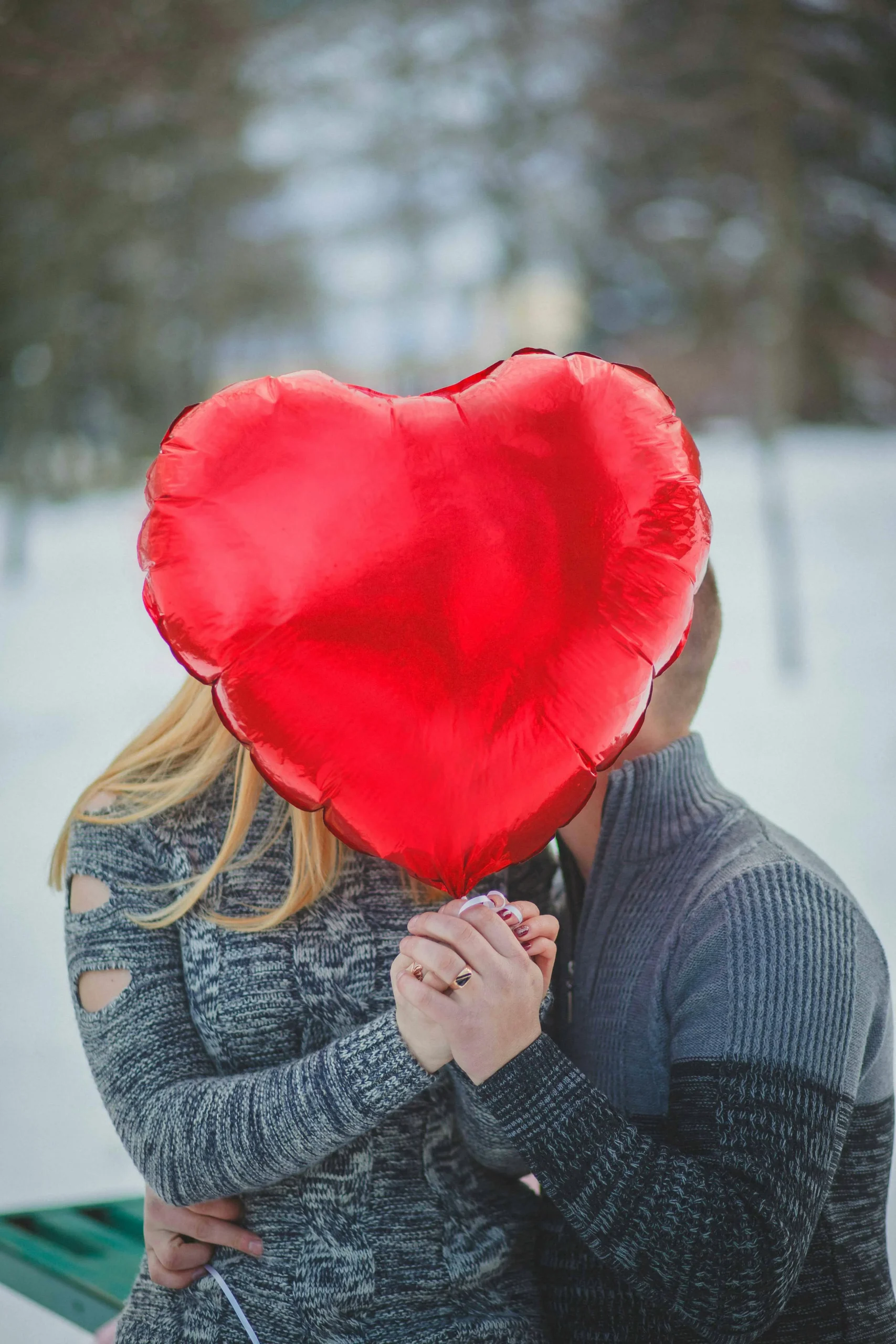 <a href="https://www.pexels.com/es-es/foto/pareja-cogidos-de-la-mano-con-globo-de-corazon-rojo-1445903/" target="_blank">  Foto de Natalie Bond
</a>
