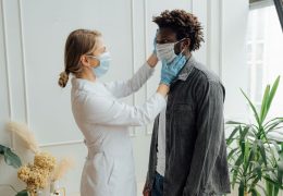 Médico realizando un chequeo a un hombre