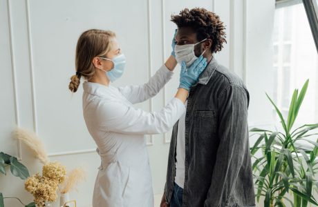 Médico realizando un chequeo a un hombre
