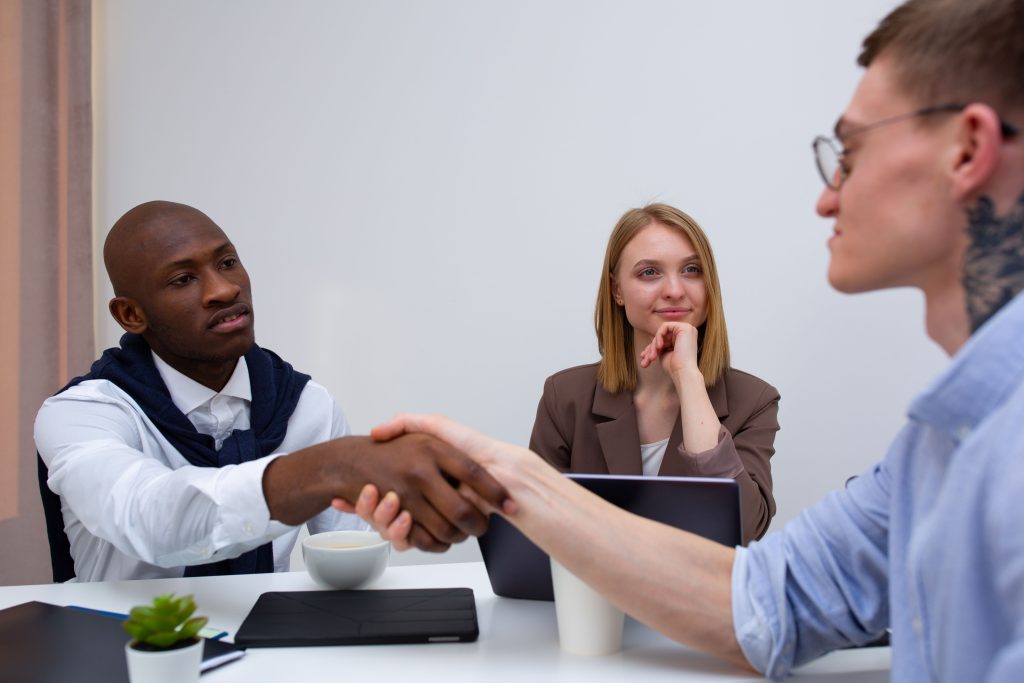 Acuerdo profesional durante una reunión