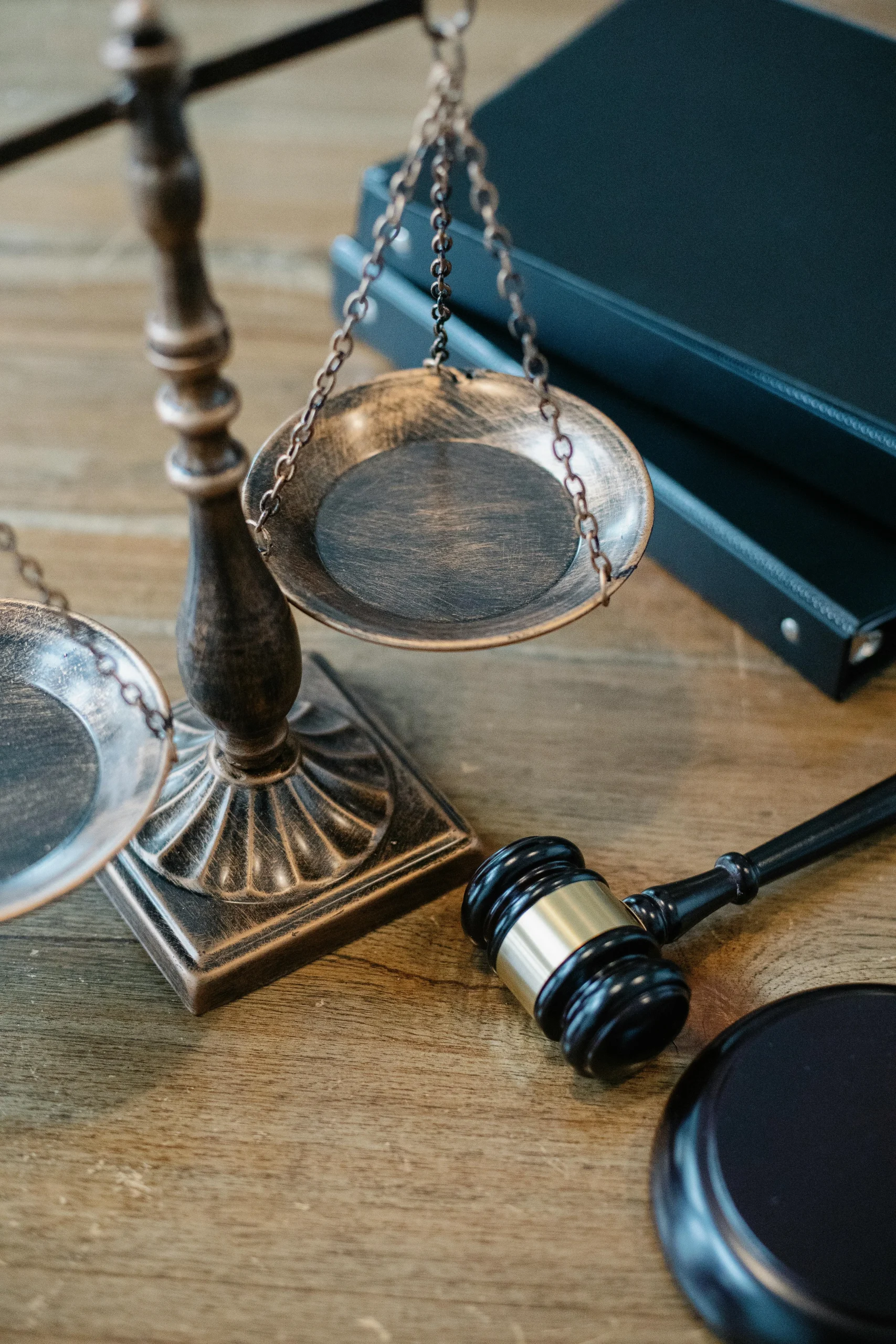 <a href="https://www.pexels.com/es-es/foto/escalas-de-justicia-y-martillo-sobre-superficie-de-madera-5668882/" target="_blank">Foto de Sora Shimazaki</a>