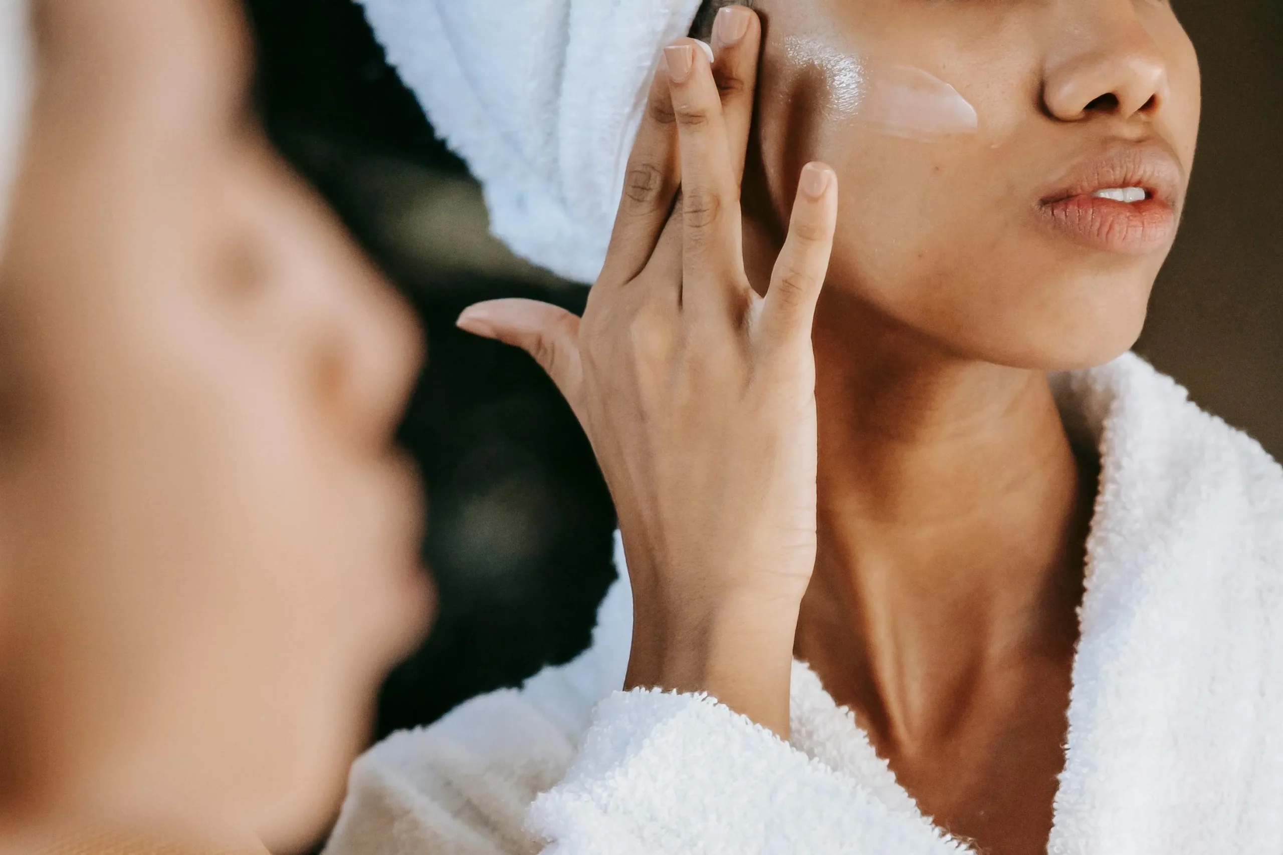 <a href="https://www.pexels.com/es-es/foto/mujer-etnica-de-cultivo-aplicando-crema-en-la-cara-contra-el-espejo-5938242/" target="_blank">Foto de Sora Shimazaki</a>