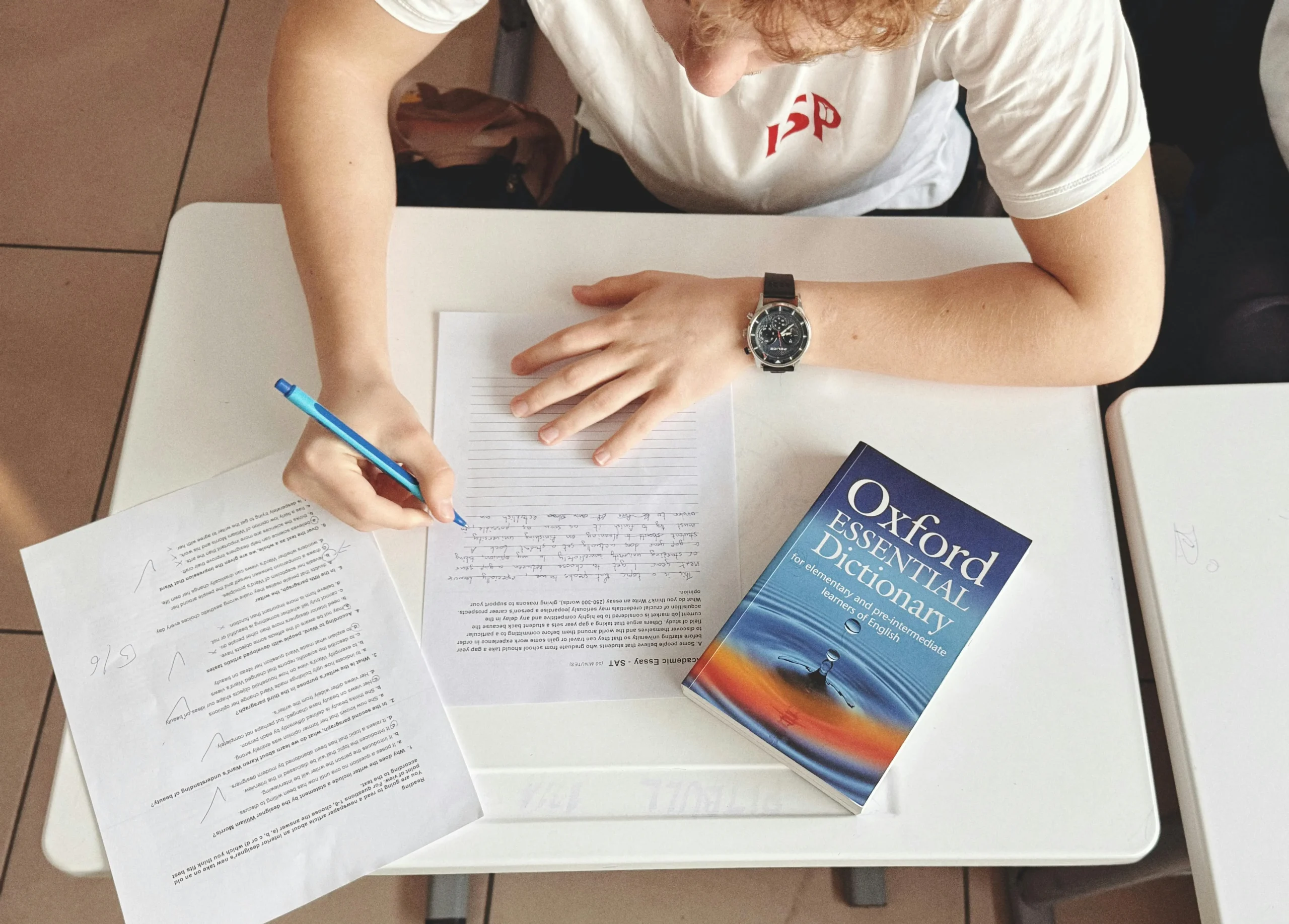 <a href="https://www.pexels.com/es-es/foto/prueba-de-escritura-para-estudiantes-con-el-diccionario-oxford-en-el-escritorio-29242209/">Foto de This And No Internet 25</a>