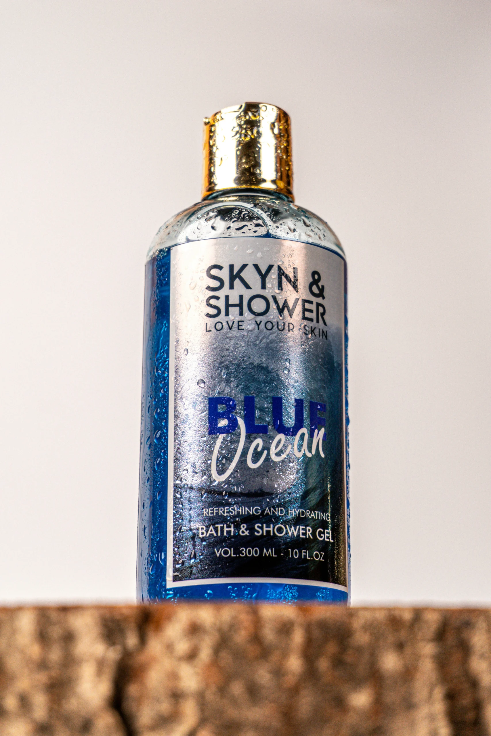 Foto por <a href="https://unsplash.com/@16statues?utm_source=unsplash&utm_medium=referral&utm_content=creditCopyText">Sagar Sharma</a> on <a href="https://unsplash.com/photos/a-close-up-of-a-bottle-of-water-on-a-table-cqTPQGHDg6I?utm_source=unsplash&utm_medium=referral&utm_content=creditCopyText">Unsplash</a>