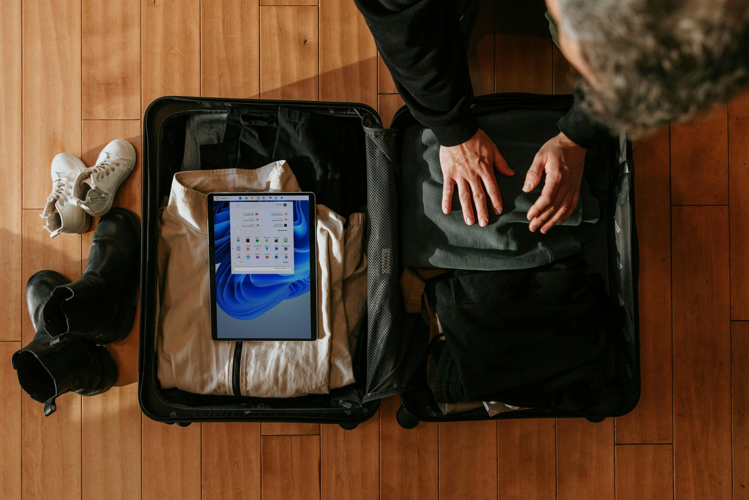 Foto por <a href="https://unsplash.com/@surface?utm_source=unsplash&utm_medium=referral&utm_content=creditCopyText">Surface</a> on <a href="https://unsplash.com/photos/an-overhead-view-of-a-person-packing-a-suitcase-C-o9HNzQ_rA?utm_source=unsplash&utm_medium=referral&utm_content=creditCopyText">Unsplash</a>