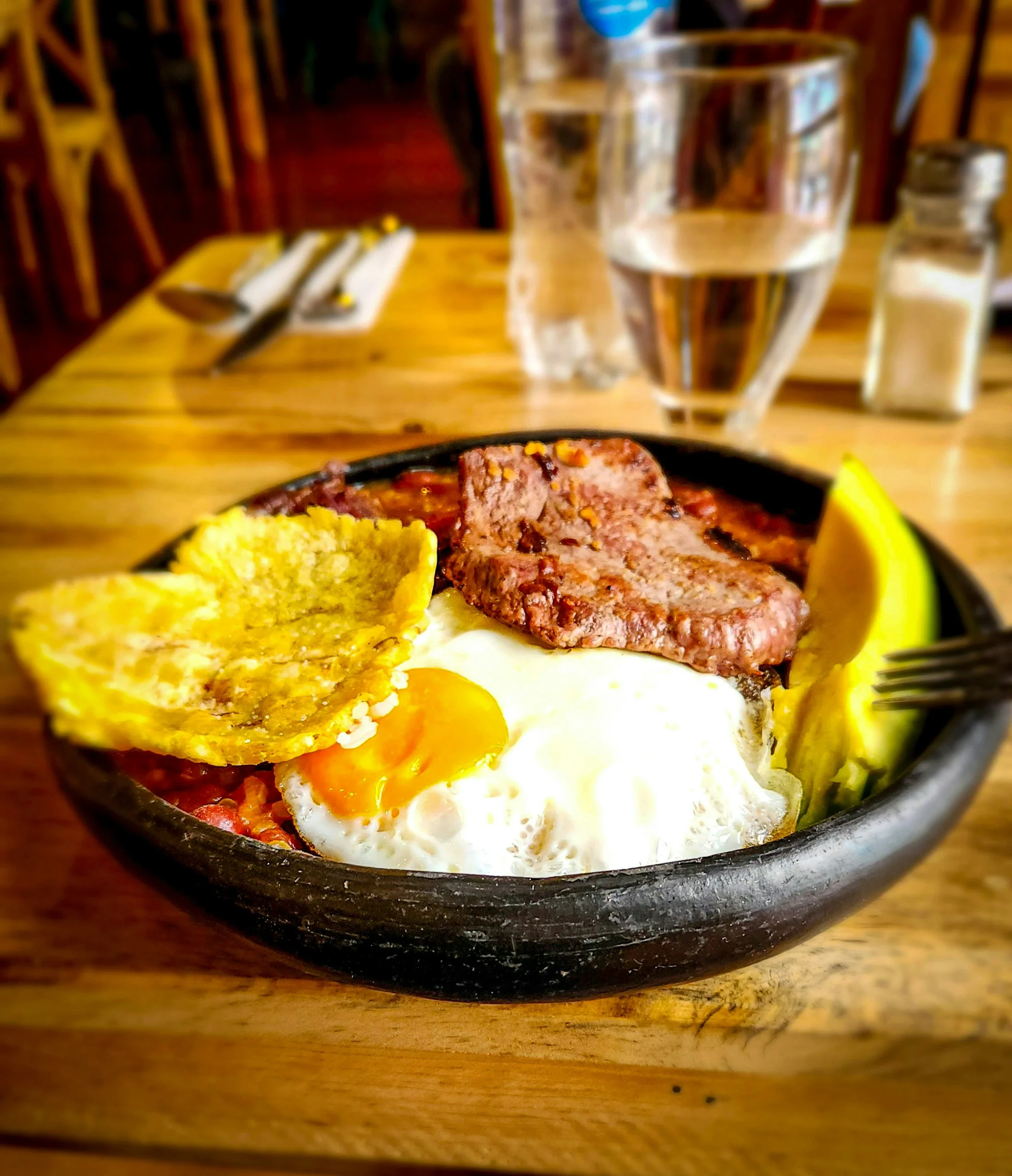 Foto por <a href="https://unsplash.com/@wriopomba?utm_source=unsplash&utm_medium=referral&utm_content=creditCopyText">WILLIAN REIS</a> on <a href="https://unsplash.com/photos/a-plate-of-food-on-a-wooden-table-9MVNGosobLU?utm_source=unsplash&utm_medium=referral&utm_content=creditCopyText">Unsplash</a>