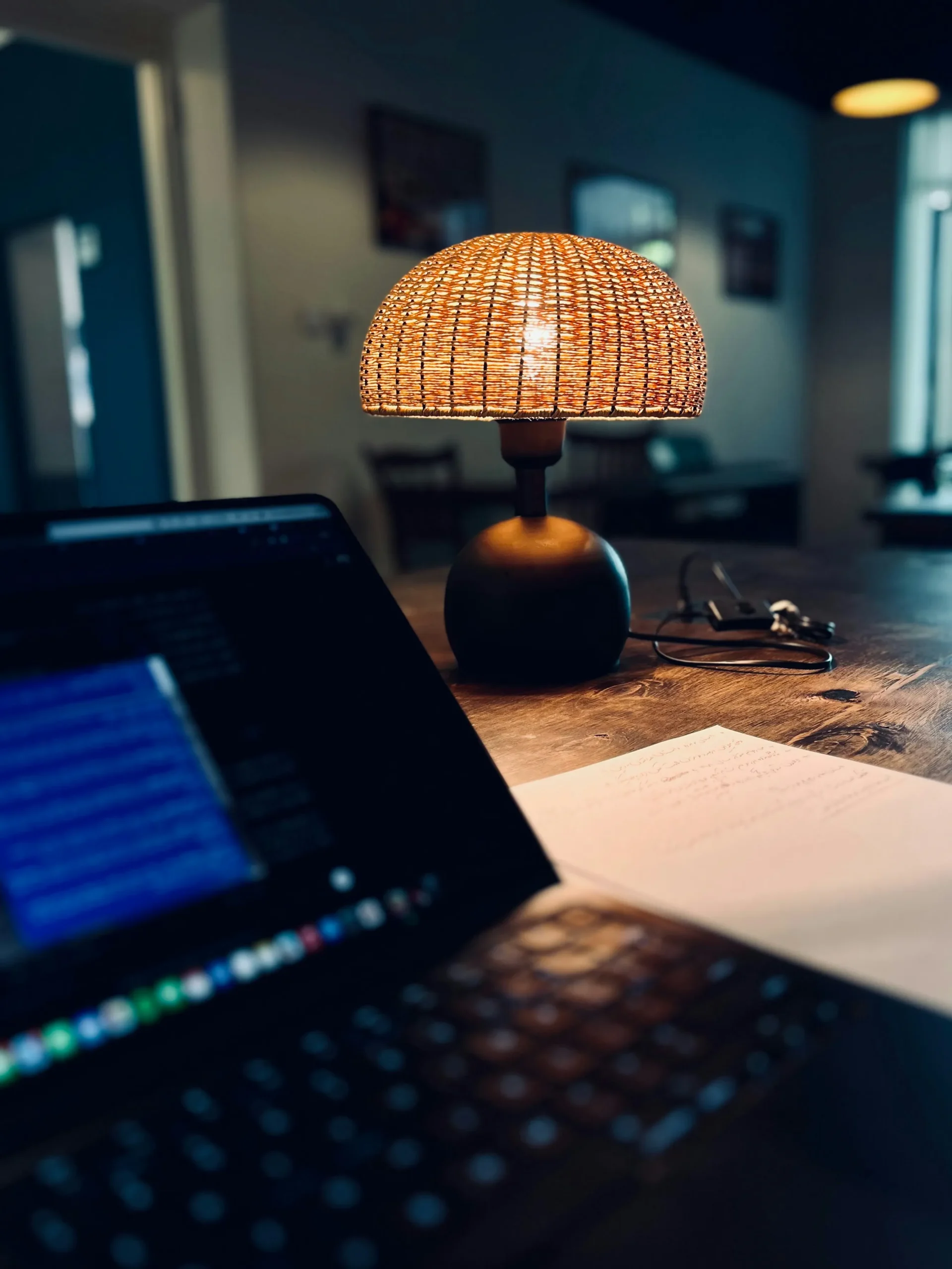 Foto de <a href="https://unsplash.com/es/@zahraamiri_?utm_source=unsplash&utm_medium=referral&utm_content=creditCopyText">Zahra Amiri</a> en <a href="https://unsplash.com/es/fotos/una-computadora-portatil-encima-de-una-mesa-de-madera-stIiM7kYqls?utm_source=unsplash&utm_medium=referral&utm_content=creditCopyText">Unsplash</a> 