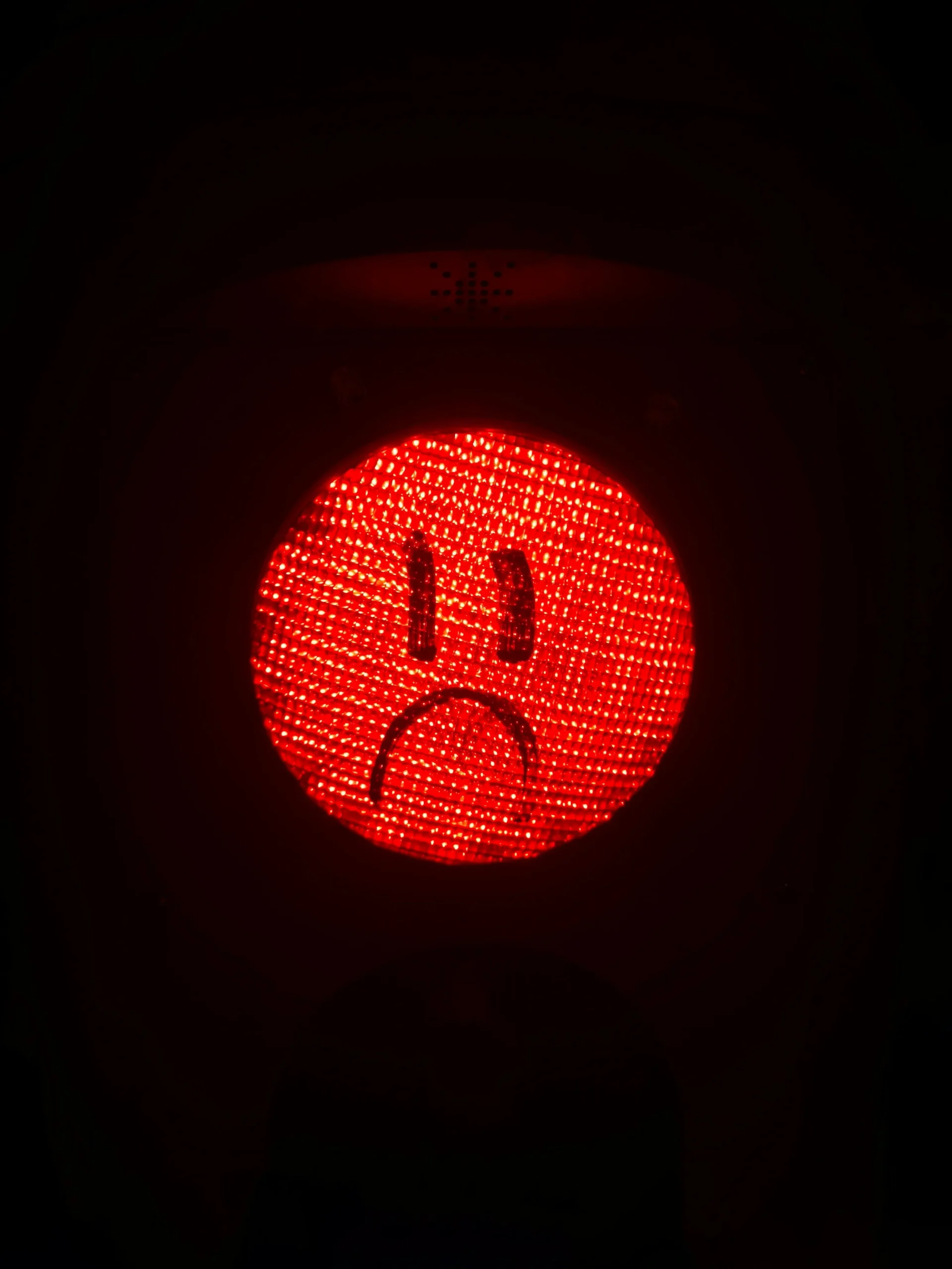 Foto de <a href="https://unsplash.com/es/@filipenobre?utm_source=unsplash&utm_medium=referral&utm_content=creditCopyText">Filipe Nobre</a> en <a href="https://unsplash.com/es/fotos/una-luz-roja-con-una-cara-triste-dibujada-en-ella-pTk9v2AiFg0?utm_source=unsplash&utm_medium=referral&utm_content=creditCopyText">Unsplash</a>      