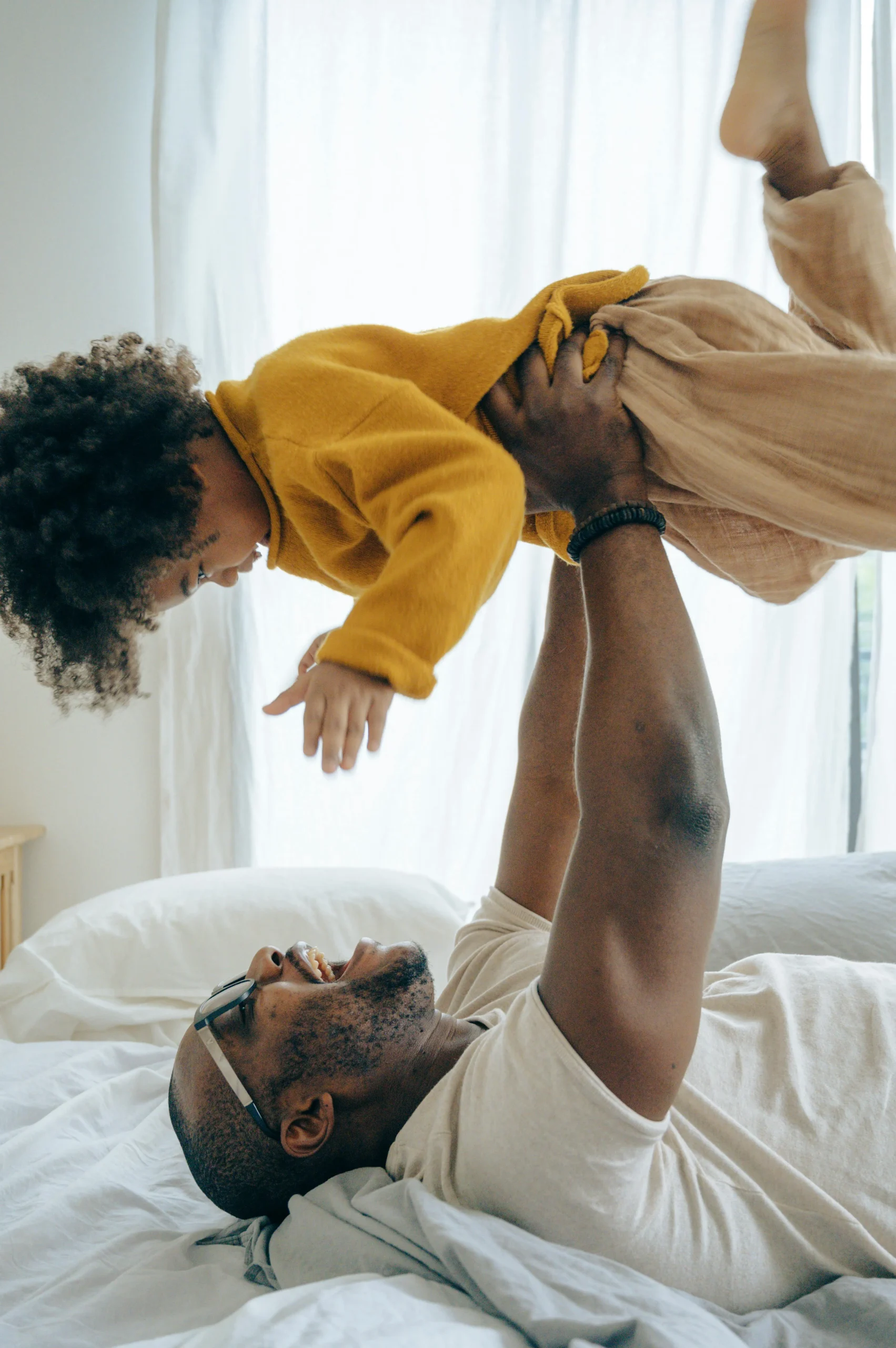 <a href="https://www.pexels.com/es-es/foto/padre-jugando-con-su-hijo-en-la-cama-4546163/"> Foto de Ketut Subiyanto </a>