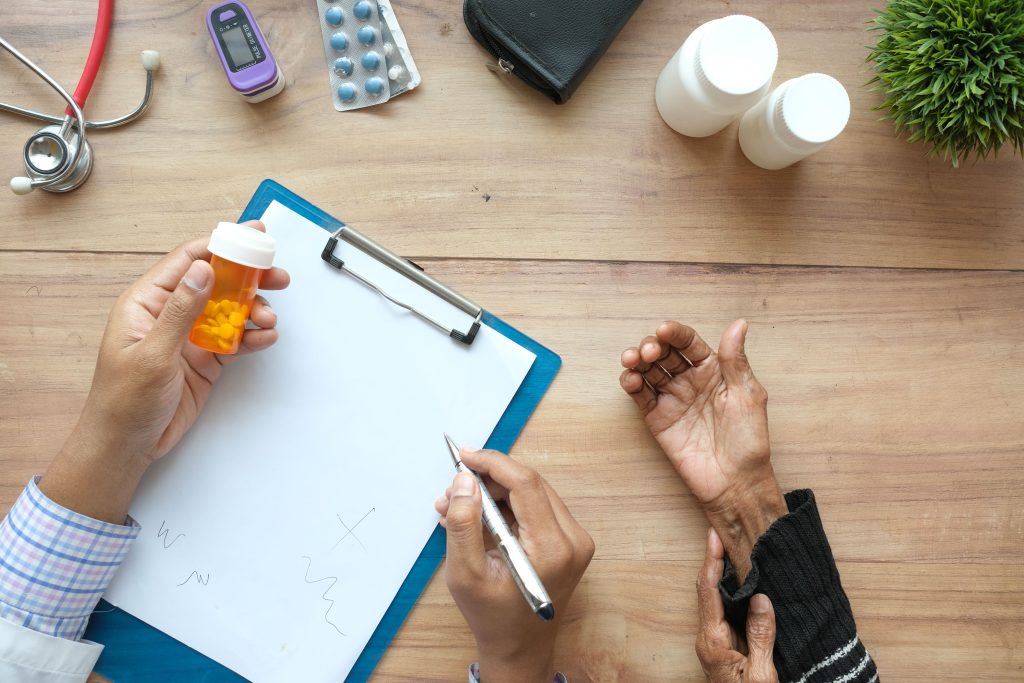 Medicamento y documentación durante una consulta