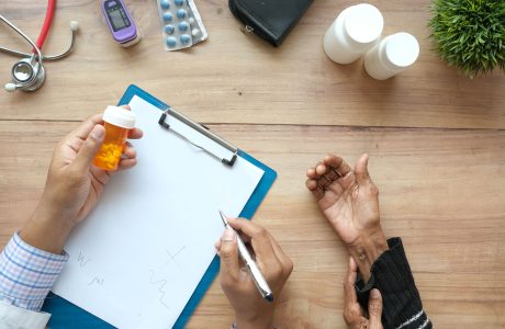 Medicamento y documentación durante una consulta