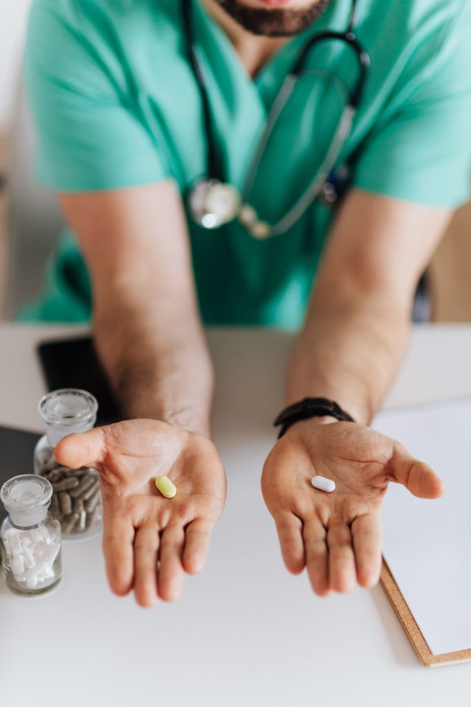 Médico mostrando opciones de medicamentos