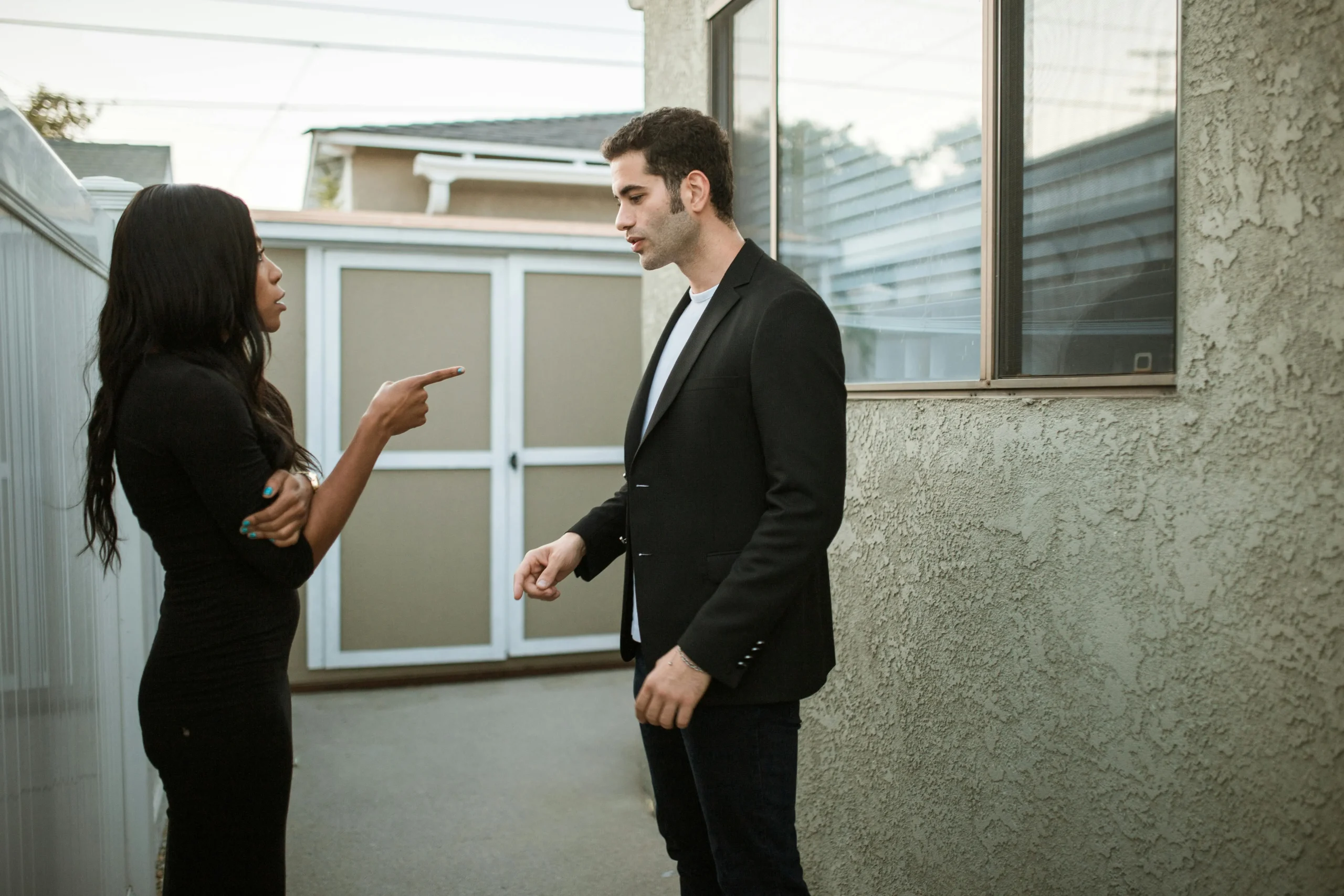 <a href="https://www.pexels.com/es-es/foto/una-pareja-discutiendo-5616197/" target="_blank">  Foto de RDNE Stock project
</a>