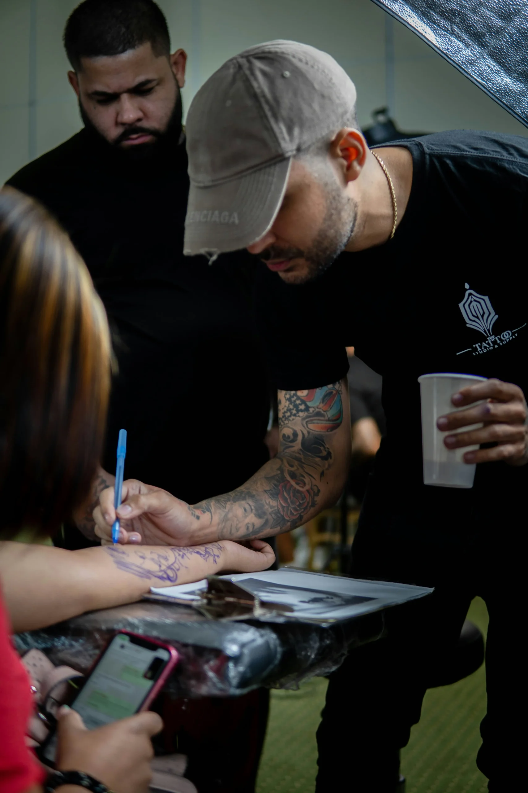 Foto de <a href="https://unsplash.com/es/@siednji?utm_source=unsplash&utm_medium=referral&utm_content=creditCopyText">Siednji Leon</a> en <a href="https://unsplash.com/es/fotos/un-hombre-escribiendo-en-un-pedazo-de-papel-rFHH7GjChWg?utm_source=unsplash&utm_medium=referral&utm_content=creditCopyText">Unsplash</a> 