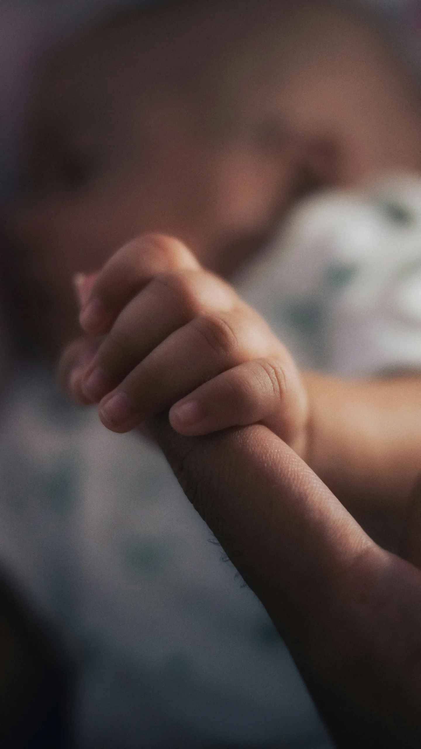 Foto de <a href="https://unsplash.com/es/@pixelbyzaki?utm_source=unsplash&utm_medium=referral&utm_content=creditCopyText">ZAKIUDDIN</a> en <a href="https://unsplash.com/es/fotos/la-mano-de-un-bebe-agarrando-el-dedo-de-un-adulto-Y8JFbktyw2M?utm_source=unsplash&utm_medium=referral&utm_content=creditCopyText">Unsplash</a>