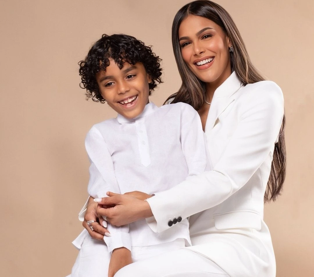 Caroline Aquino junto a su hijo