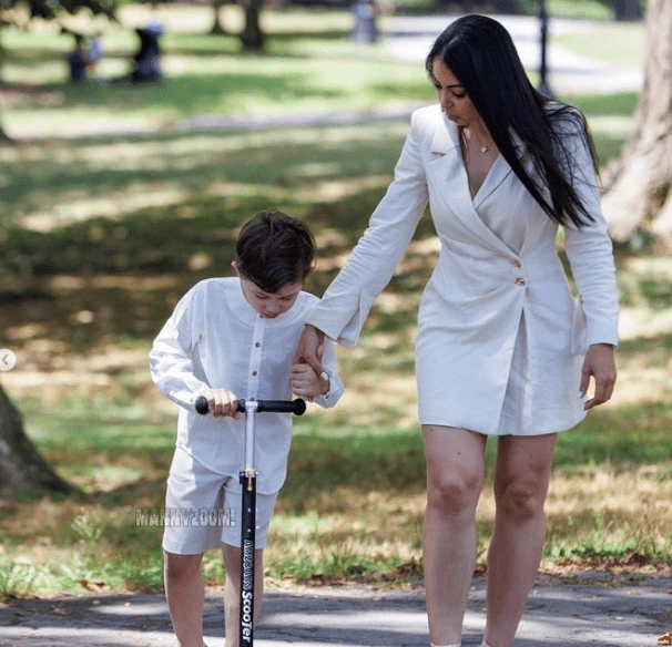 Caroline Aquino junto a su hijo