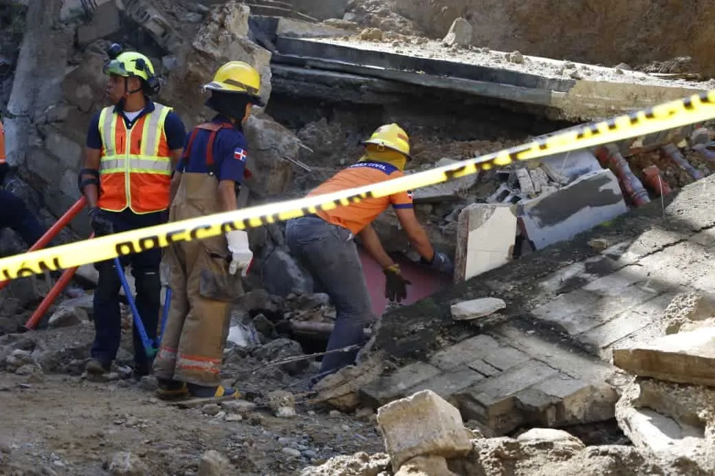 Miembros de los organismos de emergencias en labores en la zona impactada con el derrumbe. (DIARIO LIBRE/ANEUDY TAVÁREZ). Foto por Diario Libre.