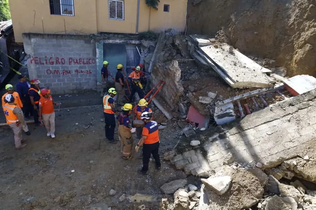 Las autoridades utilizan varios equipos para remover los escombros. (DIARIO LIBRE/ANEUDY TAVÁREZ). Foto por Diario Libre.