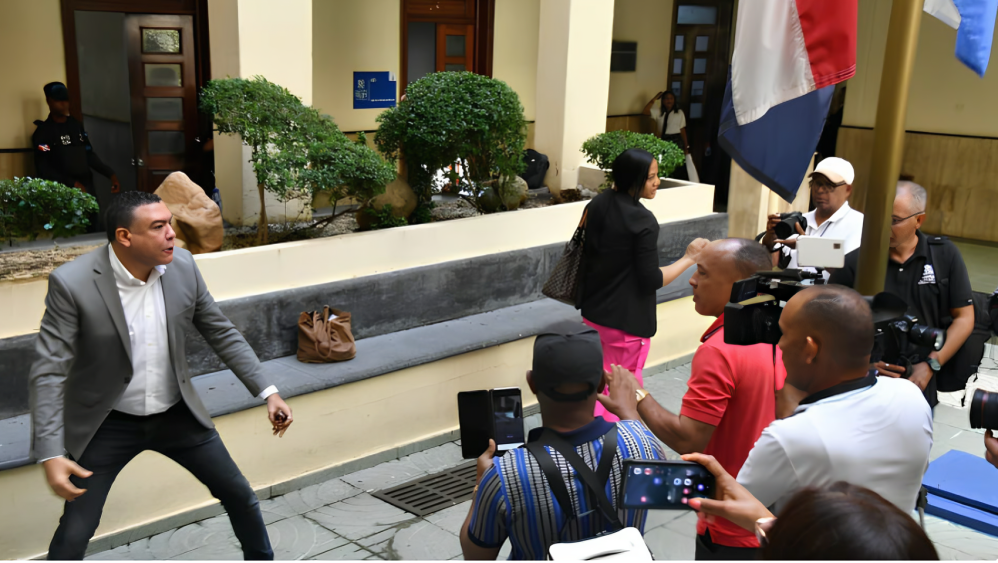 Momento cuando Comunicador Jhossan Capell perjudica a victima del JetSet