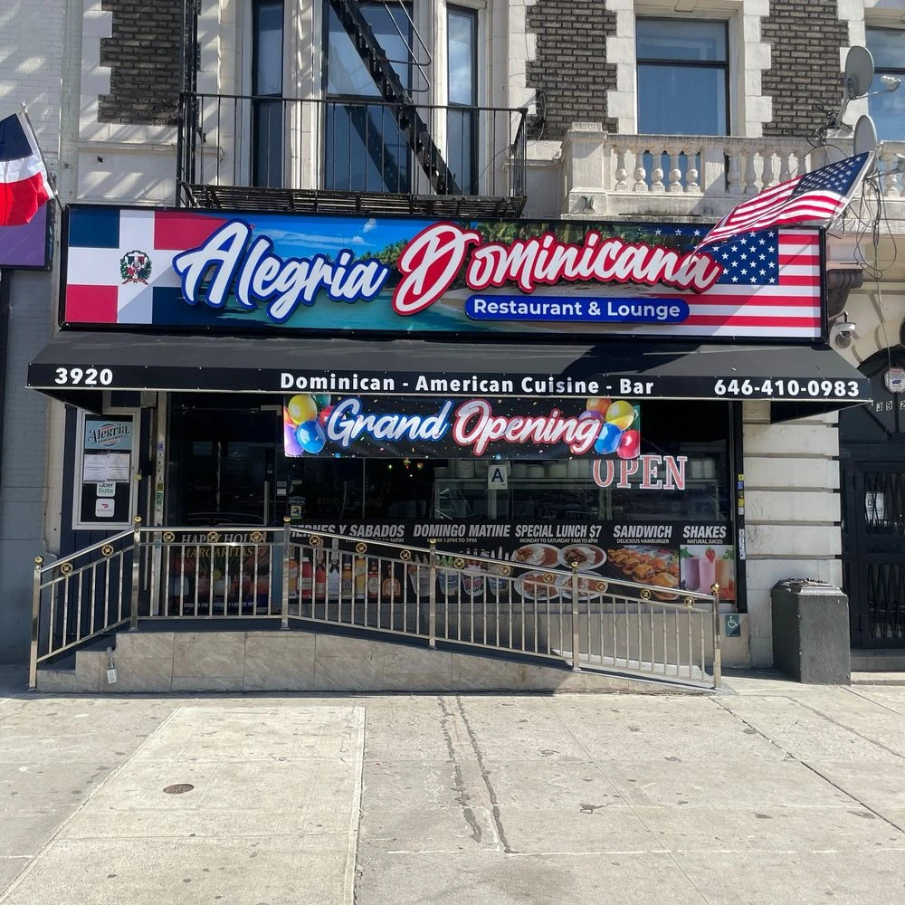 Comensales compartiendo comida dominicana en Washington Heights